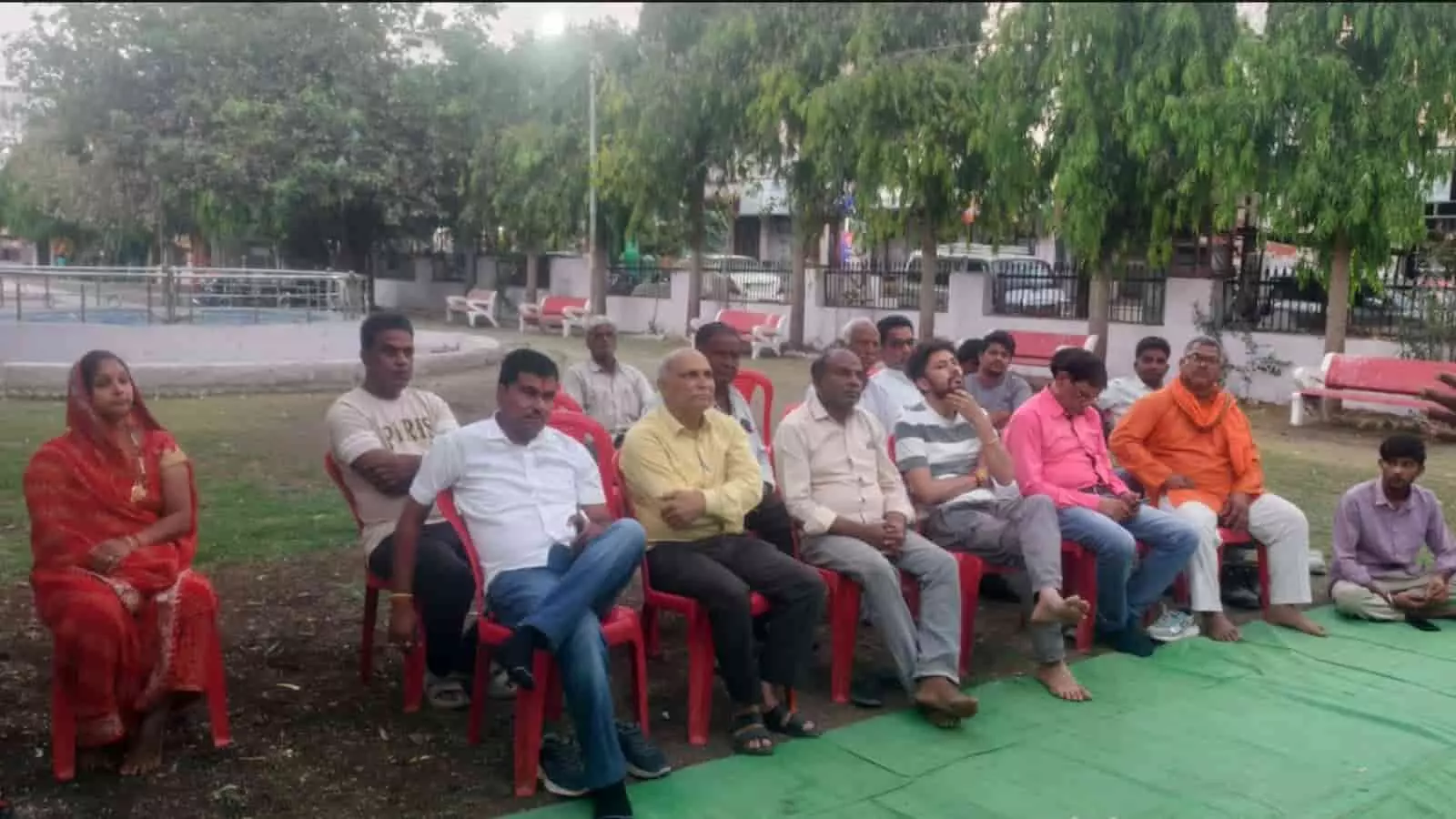 बेगूं में गौ माता को राष्ट्रमाता का दर्जा दिलाने हेतु बैठक में चर्चा करते हुए गौ भक्त। बेगूं में गौ माता को राष्ट्रमाता का दर्जा दिलाने हेतु बैठक में चर्चा करते हुए गौ भक्त।