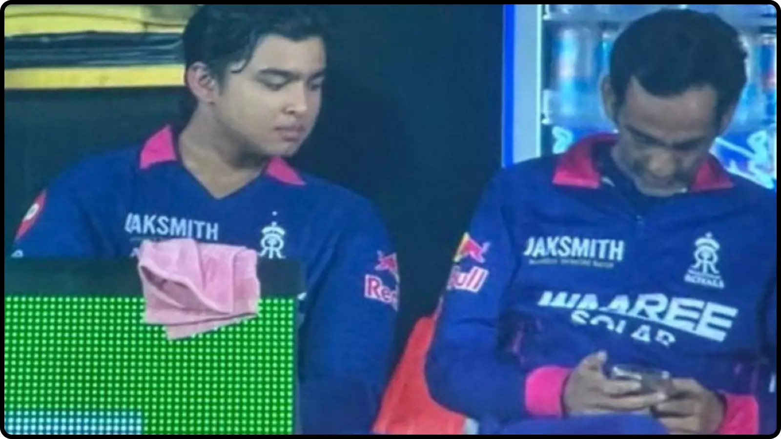 IPL मैच के दौरान राजस्थान रॉयल्स के डगआउट में मोबाइल फोन देखते हुए टीम मैनेजर रोमी भिंडर।