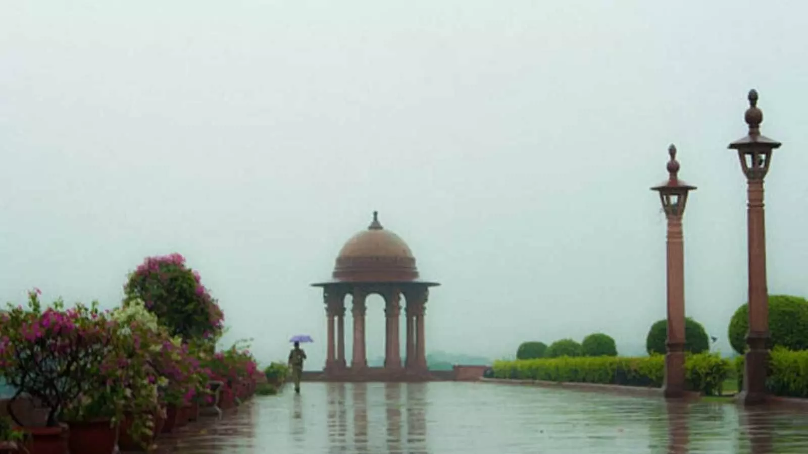 बारिश के मौसम में दिल्ली के ऐतिहासिक परिसर में छतरी लेकर चलता व्यक्ति और धुंधला वातावरण। बारिश के मौसम में दिल्ली के ऐतिहासिक परिसर में छतरी लेकर चलता व्यक्ति और धुंधला वातावरण।