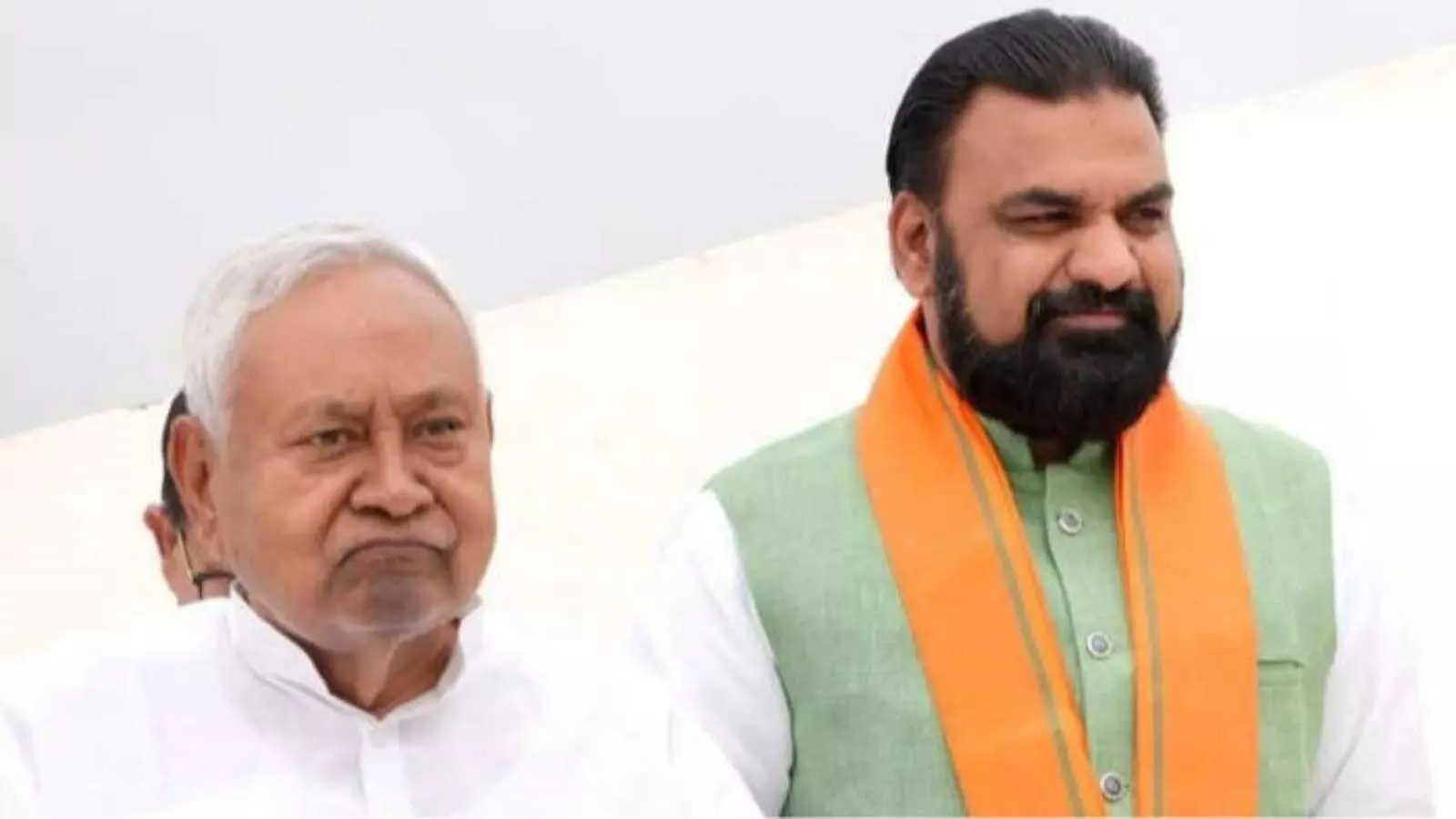 नीतीश कुमार और साथ में खड़े भगवा गमछा धारी नेता पटना में सत्ता परिवर्तन के दौरान।