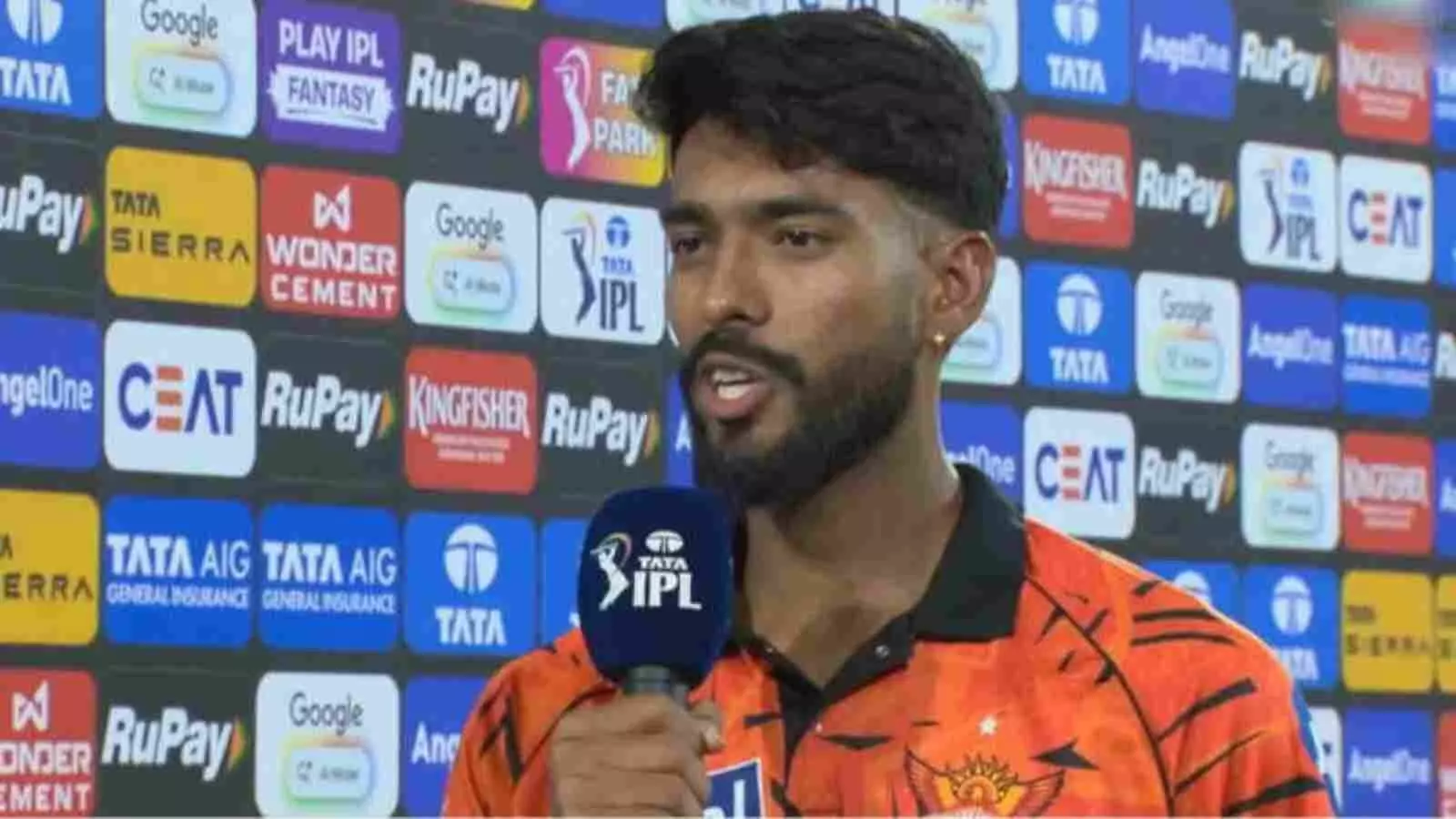 ऑरेंज जर्सी पहने प्रफुल्ल हिंगे माइक पकड़कर इंटरव्यू देते हुए और पीछे आईपीएल के स्पॉन्सर बोर्ड दिख रहे हैं।