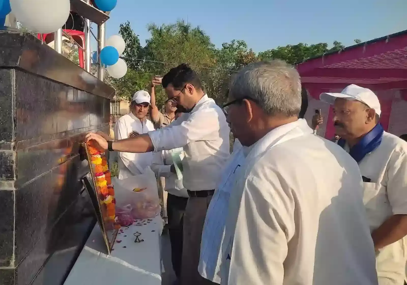 भरतपुर के अंबेडकर पार्क में बाबा साहेब की प्रतिमा पर पुष्प अर्पित करते जिला कलक्टर कमर चौधरी। भरतपुर के अंबेडकर पार्क में बाबा साहेब की प्रतिमा पर पुष्प अर्पित करते जिला कलक्टर कमर चौधरी।