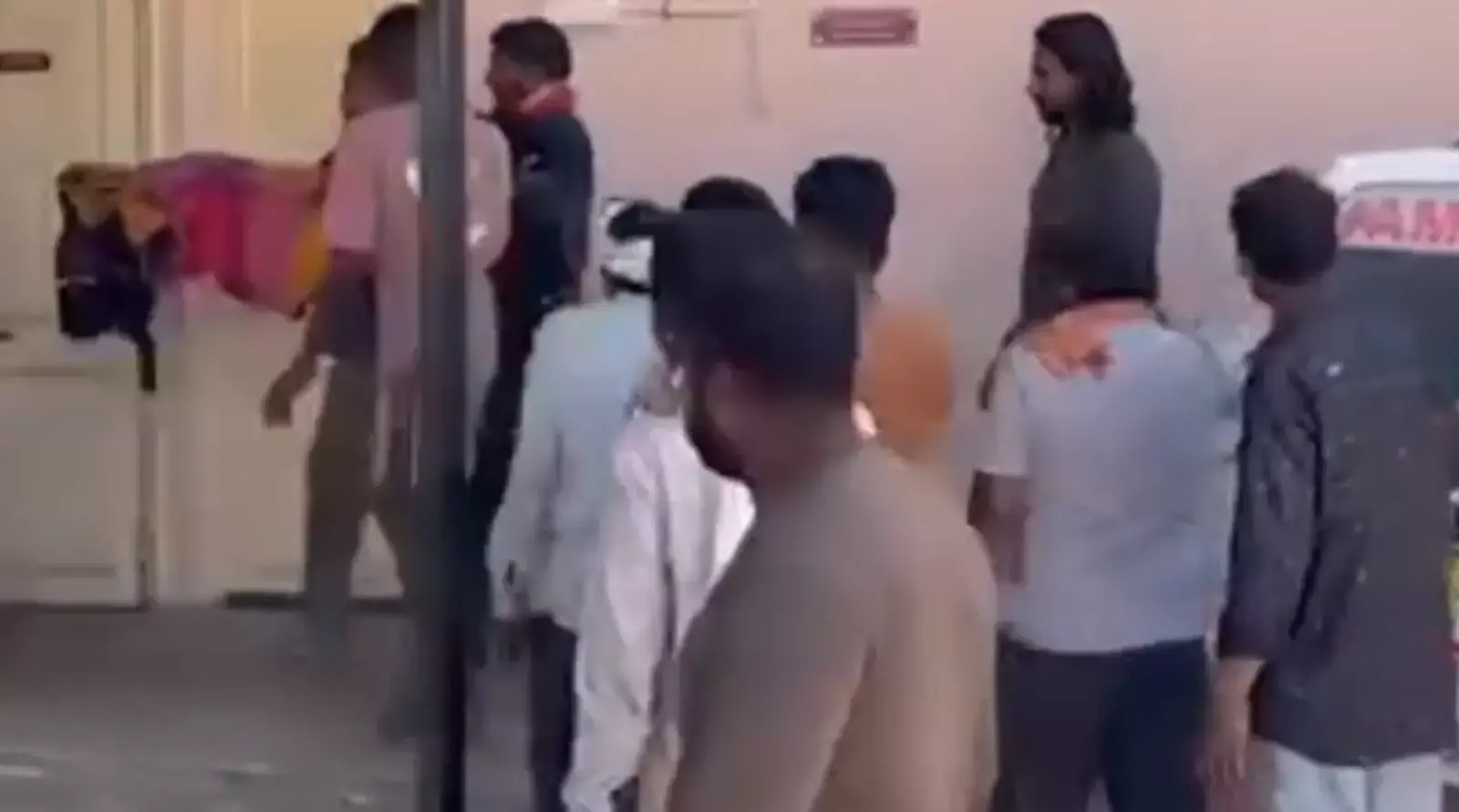 राजसमंद के आरके चिकित्सालय के बाहर महिला की मौत पर प्रदर्शन करते ग्रामीण और पुलिस बल। राजसमंद के आरके चिकित्सालय के बाहर महिला की मौत पर प्रदर्शन करते ग्रामीण और पुलिस बल।