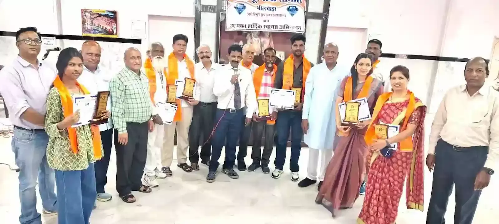 भीलवाड़ा के नागौरी गार्डन में अंबेडकर जयंती समारोह के दौरान मंच पर उपस्थित अतिथि और प्रतिभा सम्मान समारोह का दृश्य। भीलवाड़ा के नागौरी गार्डन में अंबेडकर जयंती समारोह के दौरान मंच पर उपस्थित अतिथि और प्रतिभा सम्मान समारोह का दृश्य।