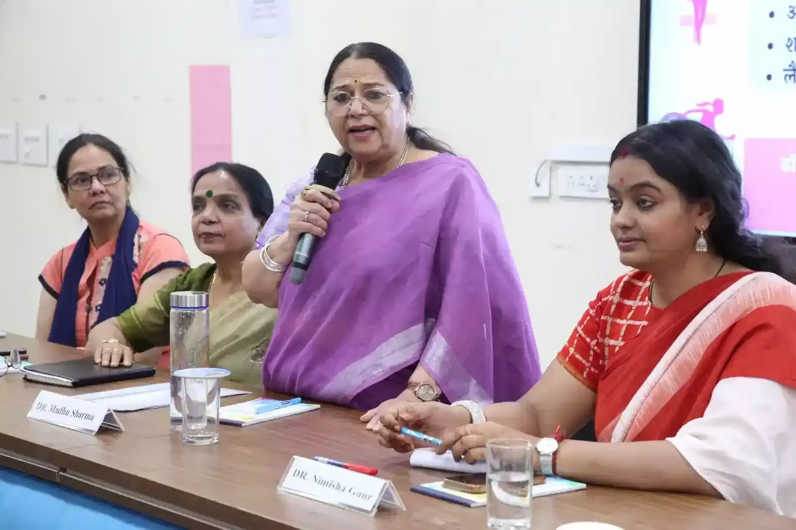 राजस्थान केंद्रीय विश्वविद्यालय में नारी शक्ति वंदन अधिनियम पर आयोजित पैनल चर्चा में उपस्थित वक्ता और छात्राएं। राजस्थान केंद्रीय विश्वविद्यालय में नारी शक्ति वंदन अधिनियम पर आयोजित पैनल चर्चा में उपस्थित वक्ता और छात्राएं।