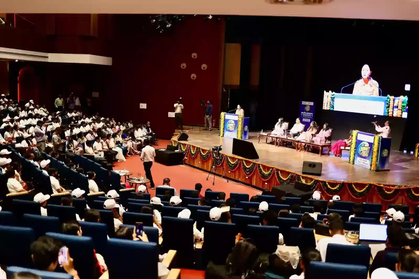 राजस्थान इंटरनेशनल सेंटर जयपुर में आयोजित युवा संवाद कार्यक्रम के दौरान मंच पर भाषण देतीं उपमुख्यमंत्री दीया कुमारी। राजस्थान इंटरनेशनल सेंटर जयपुर में आयोजित युवा संवाद कार्यक्रम के दौरान मंच पर भाषण देतीं उपमुख्यमंत्री दीया कुमारी।