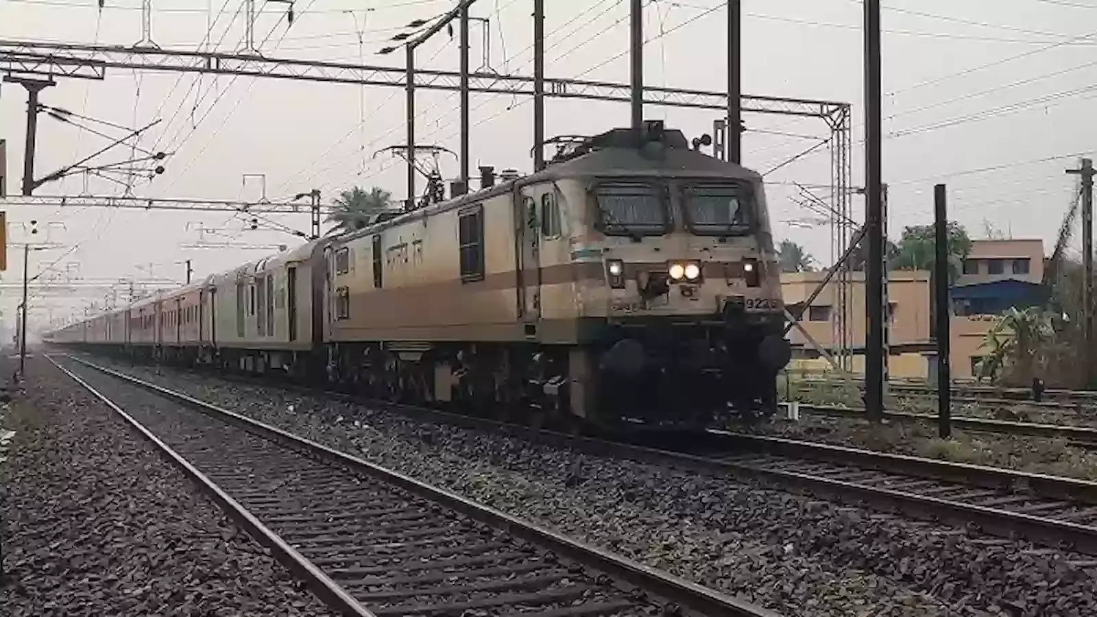 रेलवे स्टेशन पर खड़ी जयपुर उदयपुर सिटी सुपरफास्ट एक्सप्रेस ट्रेन जो नियमित संचालन हेतु तैयार है। रेलवे स्टेशन पर खड़ी जयपुर उदयपुर सिटी सुपरफास्ट एक्सप्रेस ट्रेन जो नियमित संचालन हेतु तैयार है।