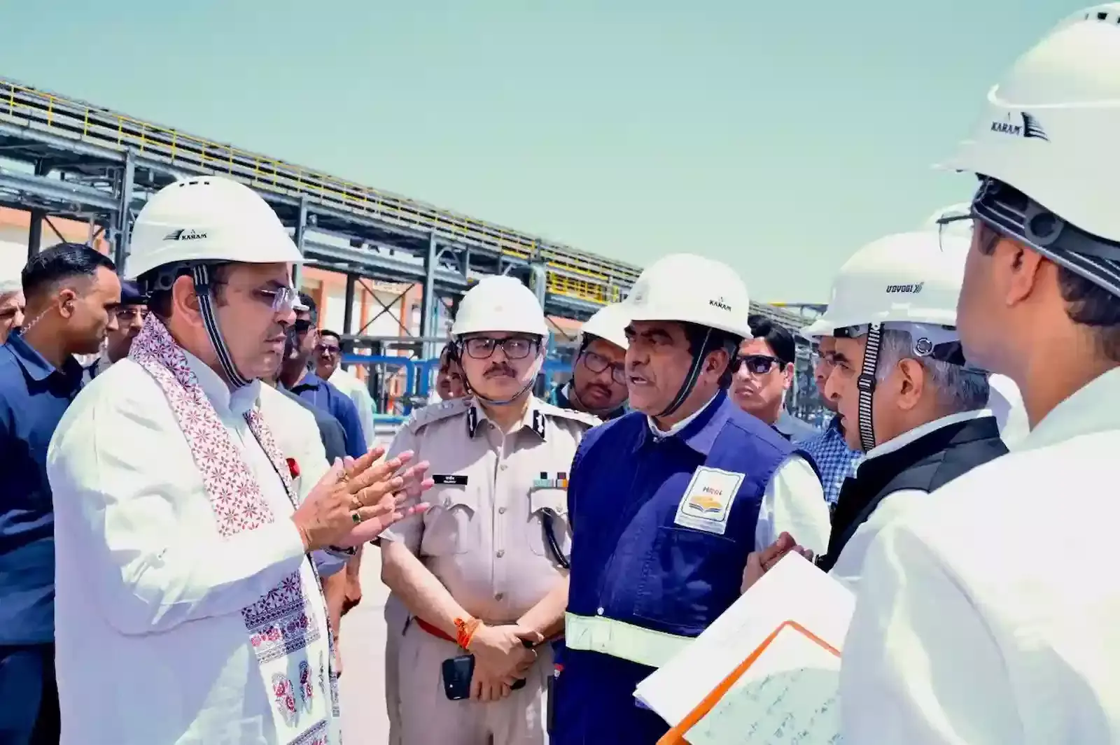 पचपदरा रिफाइनरी में मुख्यमंत्री भजनलाल शर्मा और अधिकारी आयोजन स्थल का निरीक्षण करते हुए। पचपदरा रिफाइनरी में मुख्यमंत्री भजनलाल शर्मा और अधिकारी आयोजन स्थल का निरीक्षण करते हुए।