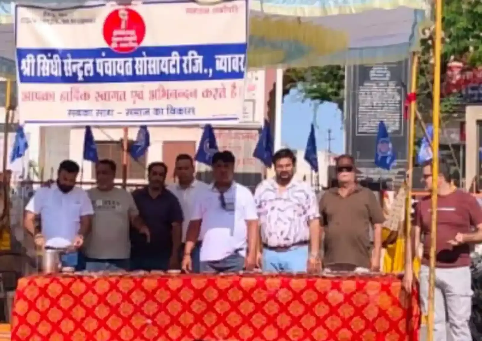 ब्यावर के चांग गेट पर सिंधी समाज के पदाधिकारी निर्धन लोगों को अल्पाहार वितरित करते हुए। ब्यावर के चांग गेट पर सिंधी समाज के पदाधिकारी निर्धन लोगों को अल्पाहार वितरित करते हुए।