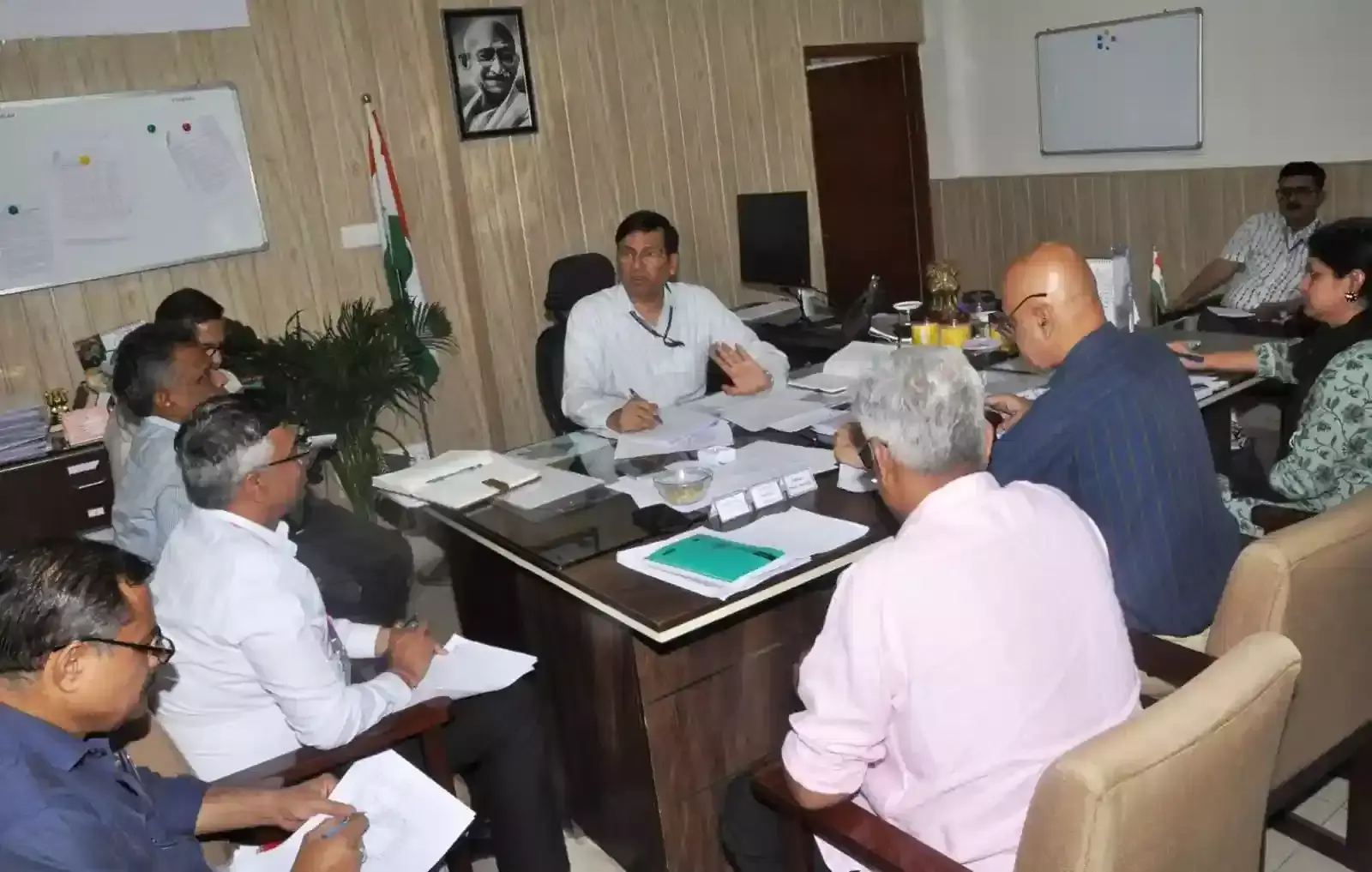 शासन सचिवालय जयपुर में अधिकारियों के साथ बैठक कर टू-डू लिस्ट की समीक्षा करते शासन सचिव डॉ. समित शर्मा। शासन सचिवालय जयपुर में अधिकारियों के साथ बैठक कर टू-डू लिस्ट की समीक्षा करते शासन सचिव डॉ. समित शर्मा।