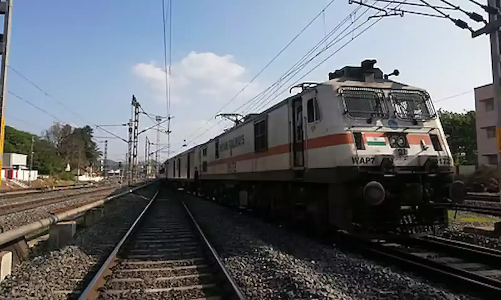 गांधीधाम रेलवे स्टेशन के प्लेटफॉर्म पर खड़ी मालदा टाउन साप्ताहिक स्पेशल ट्रेन की बोगियां और यात्री। गांधीधाम रेलवे स्टेशन के प्लेटफॉर्म पर खड़ी मालदा टाउन साप्ताहिक स्पेशल ट्रेन की बोगियां और यात्री।