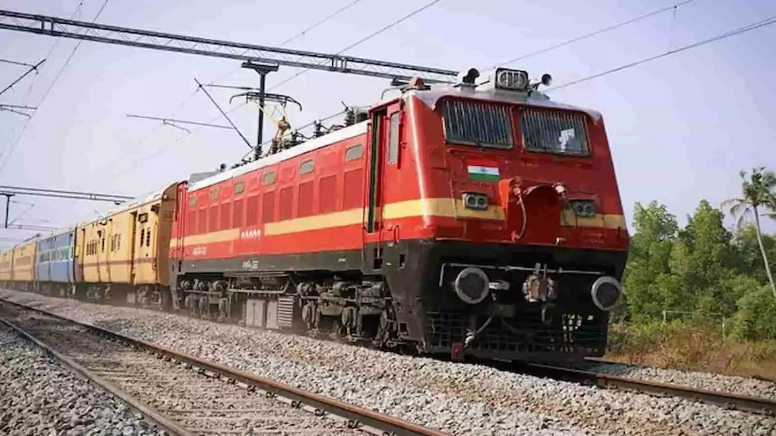 मुंबई रेलवे स्टेशन के प्लेटफॉर्म पर खड़ी मध्य रेल की समर स्पेशल ट्रेन और यात्रा की प्रतीक्षा करते यात्री। मुंबई रेलवे स्टेशन के प्लेटफॉर्म पर खड़ी मध्य रेल की समर स्पेशल ट्रेन और यात्रा की प्रतीक्षा करते यात्री।