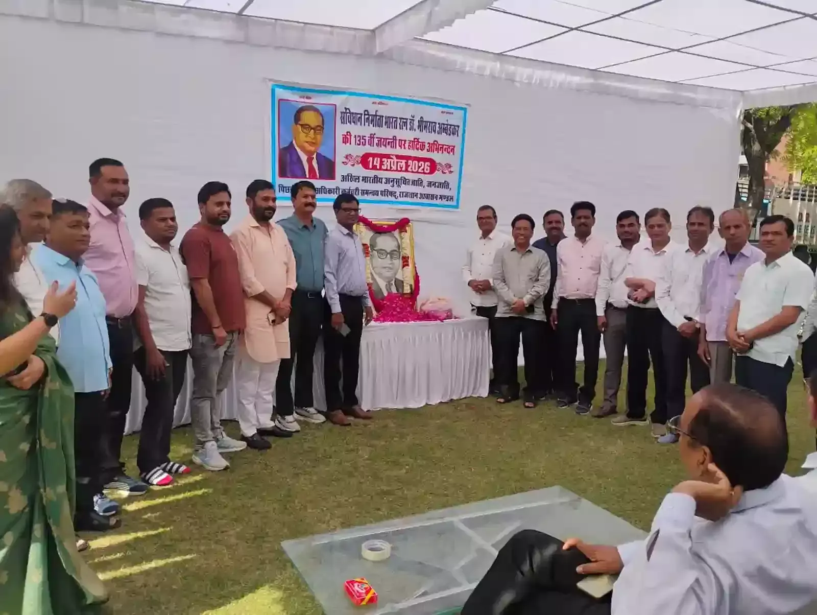 जयपुर में राजस्थान आवासन मण्डल मुख्यालय में डॉ. भीमराव अम्बेडकर की प्रतिमा पर पुष्पांजलि अर्पित करते अधिकारी और कर्मचारी। जयपुर में राजस्थान आवासन मण्डल मुख्यालय में डॉ. भीमराव अम्बेडकर की प्रतिमा पर पुष्पांजलि अर्पित करते अधिकारी और कर्मचारी।