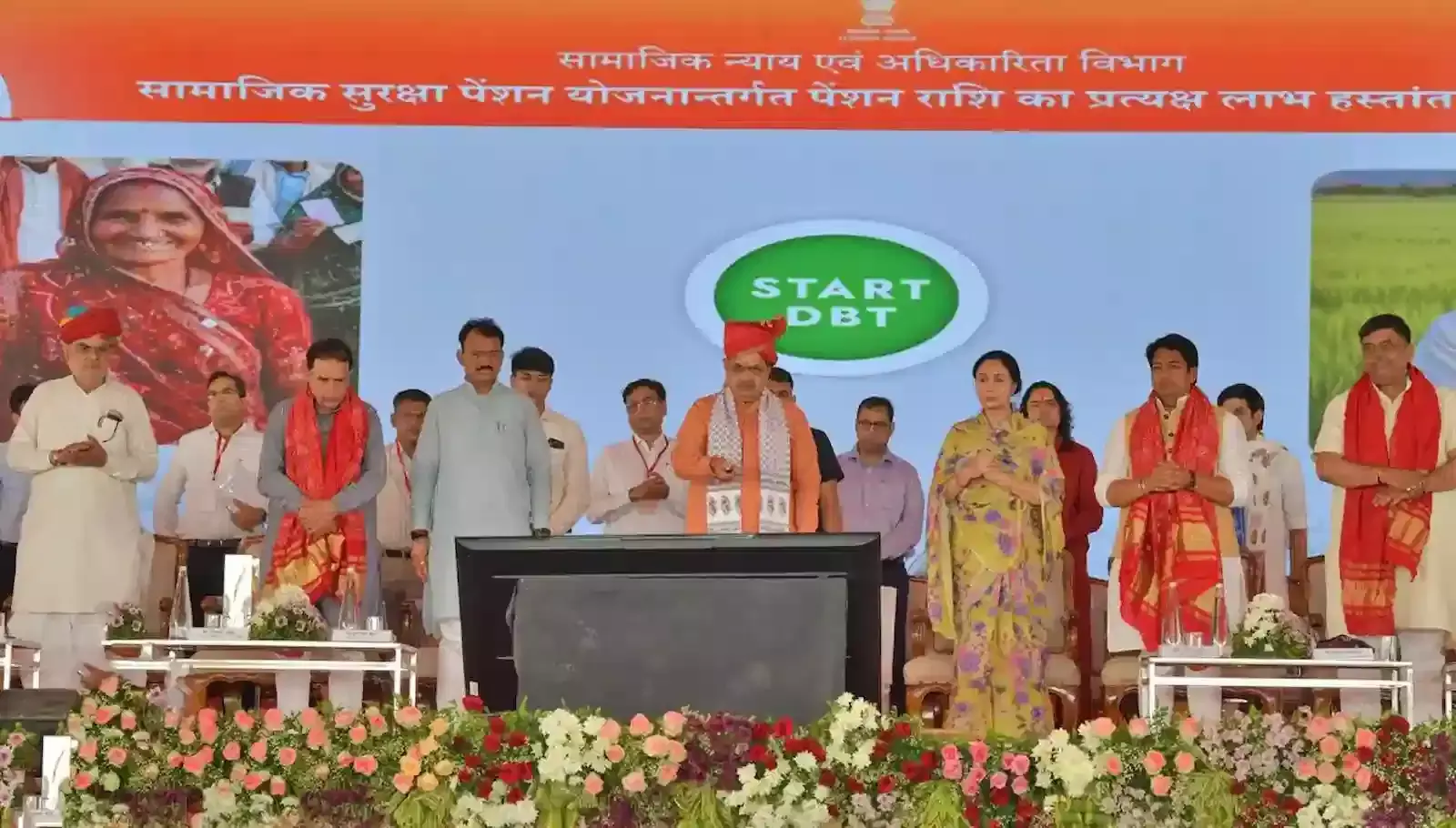 जयपुर में डॉ. भीमराव अंबेडकर की प्रतिमा पर पुष्पांजलि अर्पित करते मुख्यमंत्री भजनलाल शर्मा और अन्य जनप्रतिनिधि। जयपुर में डॉ. भीमराव अंबेडकर की प्रतिमा पर पुष्पांजलि अर्पित करते मुख्यमंत्री भजनलाल शर्मा और अन्य जनप्रतिनिधि।