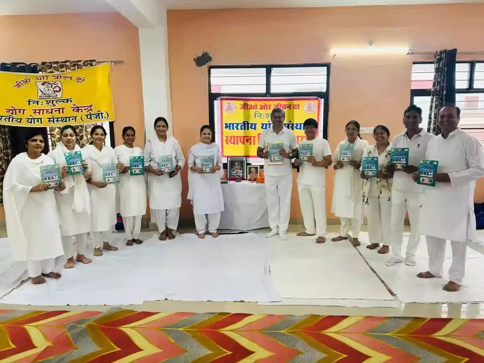 जैन दिवाकर स्कूल कोटा में भारतीय योग संस्थान के स्थापना दिवस पर दीप प्रज्वलित करते अतिथि और उपस्थित योग साधक। जैन दिवाकर स्कूल कोटा में भारतीय योग संस्थान के स्थापना दिवस पर दीप प्रज्वलित करते अतिथि और उपस्थित योग साधक।
