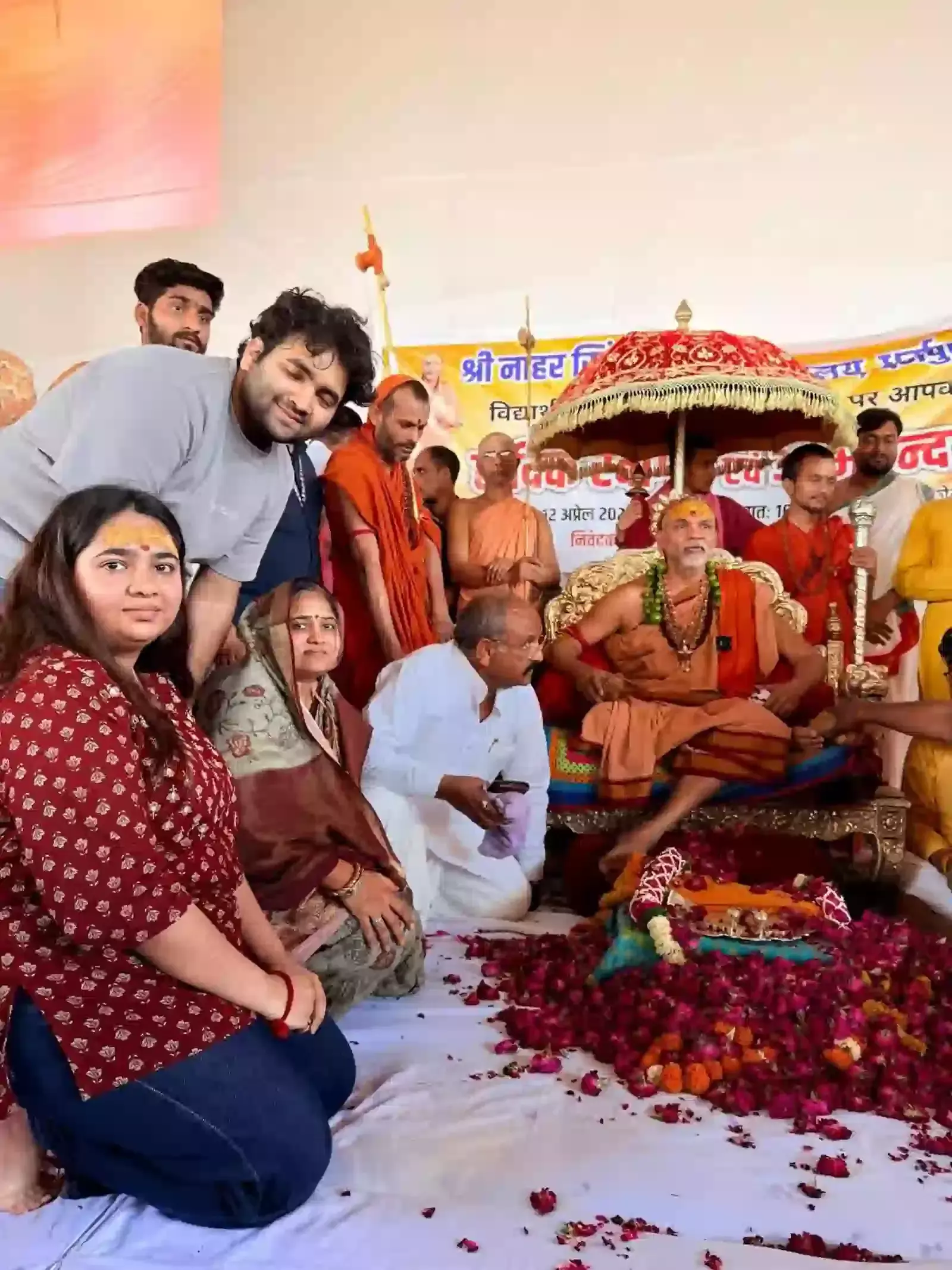 कोटा के नाहरसिंगी माता मंदिर में वेद विद्यालय के बटुकों को संबोधित करते शंकराचार्य स्वामी अविमुक्तेश्वरानंद महाराज। कोटा के नाहरसिंगी माता मंदिर में वेद विद्यालय के बटुकों को संबोधित करते शंकराचार्य स्वामी अविमुक्तेश्वरानंद महाराज।