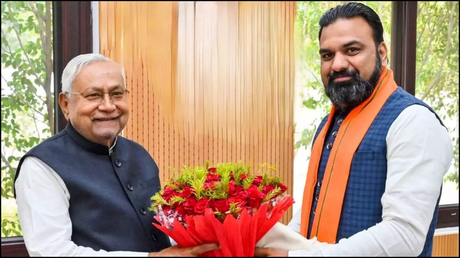 पटना में आयोजित एनडीए विधानमंडल दल की बैठक में विधायकों को संबोधित करते सम्राट चौधरी, जहाँ उन्हें सर्वसम्मति से गठबंधन का नया नेता चुना गया।