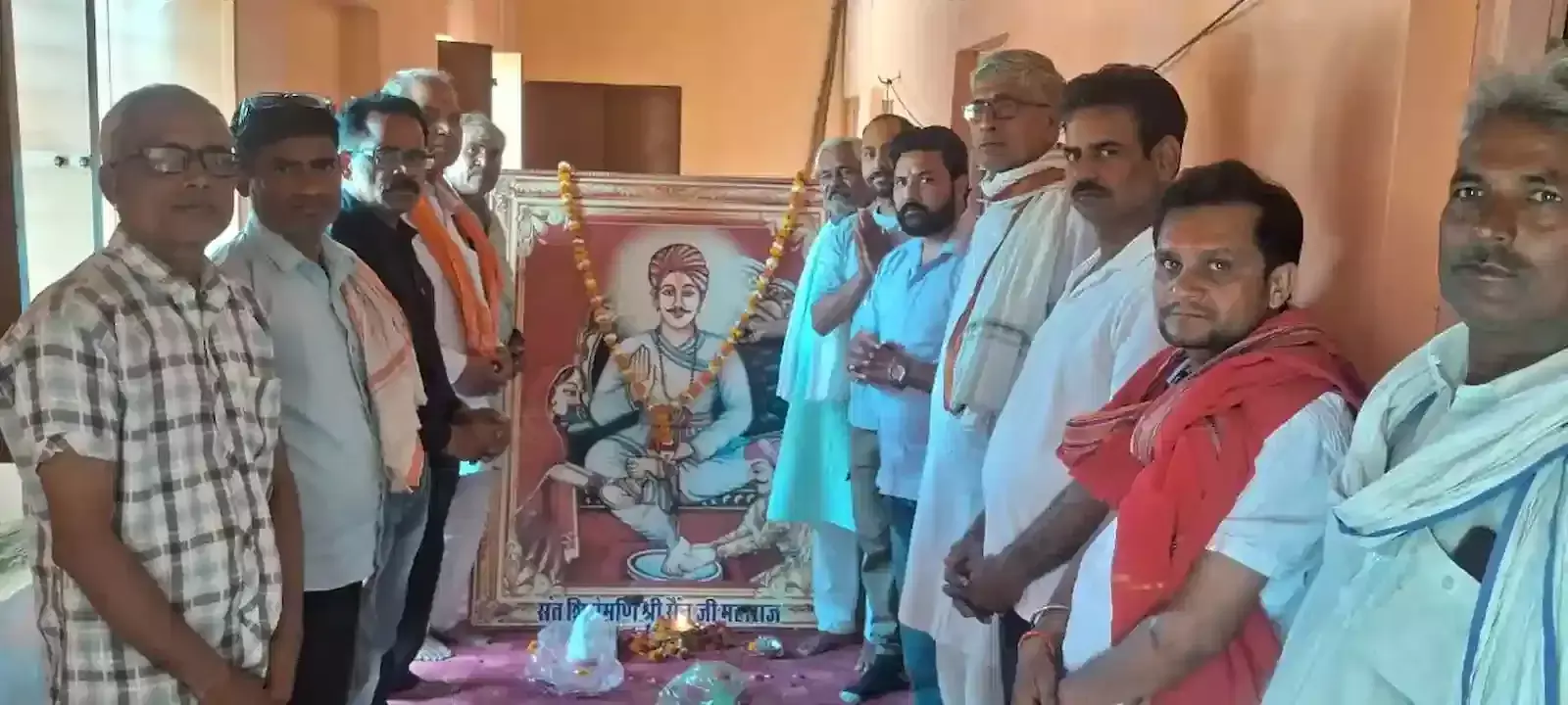 डीग में संत शिरोमणी सैन महाराज की तस्वीर पर माल्यार्पण करते अतिथि और समाज के लोग डीग में संत शिरोमणी सैन महाराज की तस्वीर पर माल्यार्पण करते अतिथि और समाज के लोग