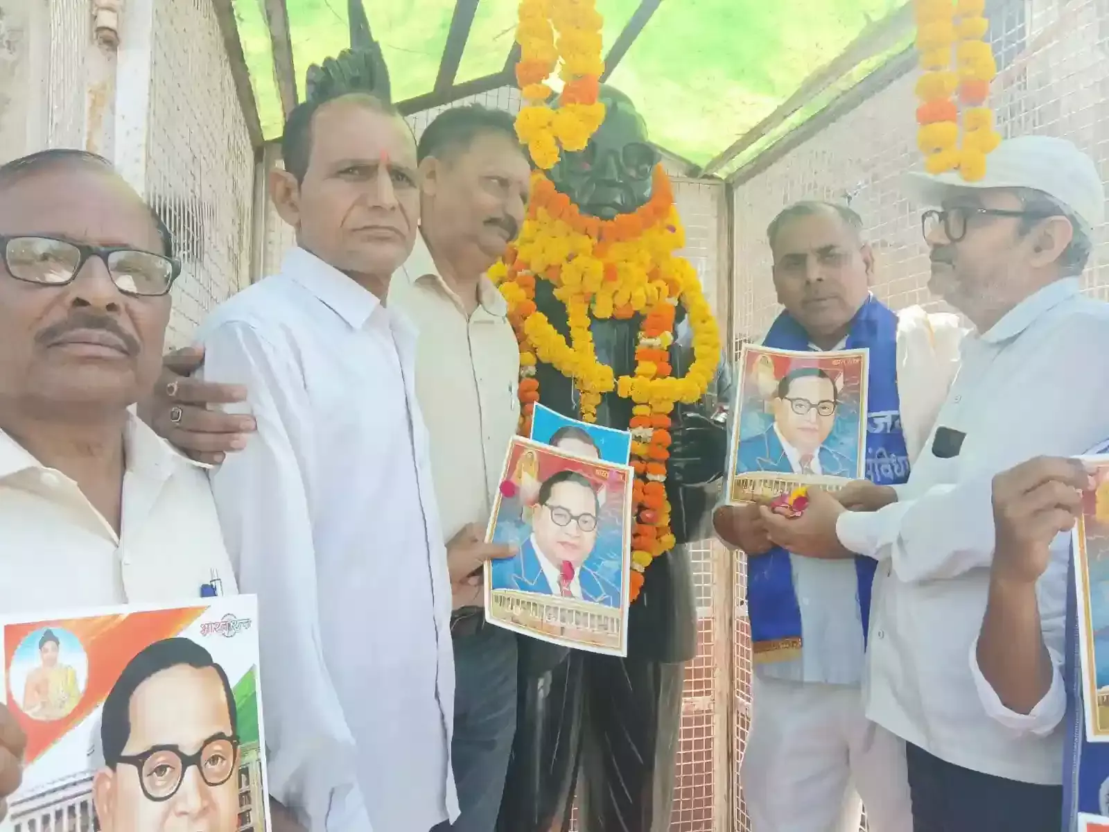 डीग के अंबेडकर पार्क में डॉ. भीमराव अंबेडकर की प्रतिमा पर फूल माला चढ़ाते हुए प्रशासनिक अधिकारी और उपस्थित जनसमूह। डीग के अंबेडकर पार्क में डॉ. भीमराव अंबेडकर की प्रतिमा पर फूल माला चढ़ाते हुए प्रशासनिक अधिकारी और उपस्थित जनसमूह।