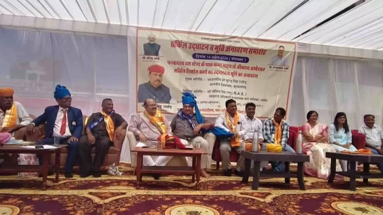आमेट के मुख्य बस स्टैंड पर डॉ भीमराव अंबेडकर की प्रतिमा का अनावरण करते अतिथि और उपस्थित नागरिक। आमेट के मुख्य बस स्टैंड पर डॉ भीमराव अंबेडकर की प्रतिमा का अनावरण करते अतिथि और उपस्थित नागरिक।