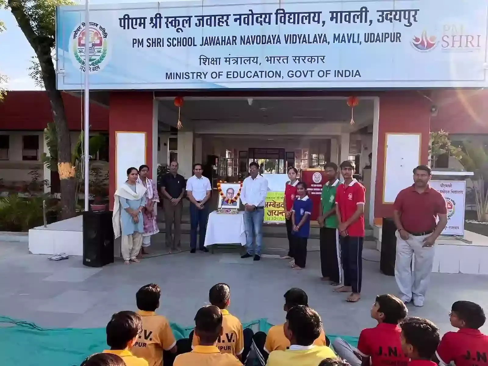 मावली के जवाहर नवोदय विद्यालय में डॉ. भीमराव अंबेडकर की तस्वीर पर माल्यार्पण करते हुए प्राचार्य और शिक्षक। मावली के जवाहर नवोदय विद्यालय में डॉ. भीमराव अंबेडकर की तस्वीर पर माल्यार्पण करते हुए प्राचार्य और शिक्षक।