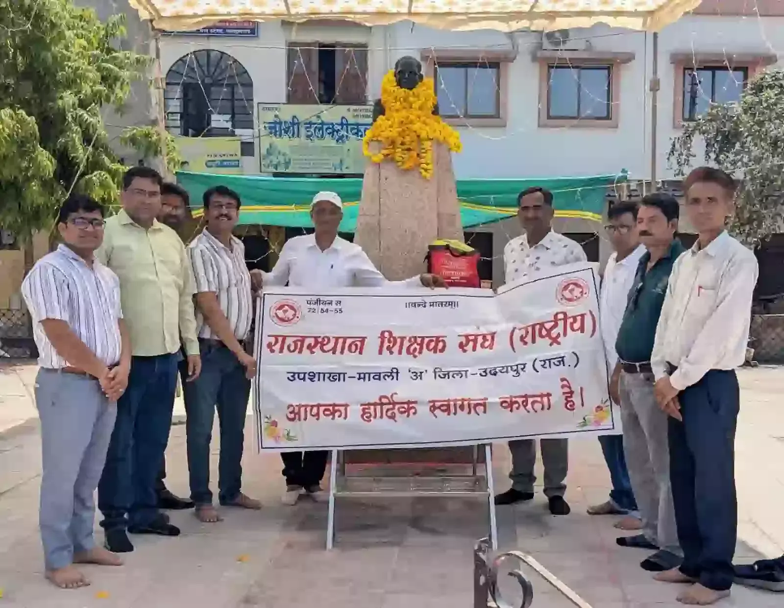 फतहनगर रोडवेज बस स्टैंड पर डॉ. भीमराव अंबेडकर की प्रतिमा पर माल्यार्पण करते शैक्षिक महासंघ मावली के पदाधिकारी। फतहनगर रोडवेज बस स्टैंड पर डॉ. भीमराव अंबेडकर की प्रतिमा पर माल्यार्पण करते शैक्षिक महासंघ मावली के पदाधिकारी।