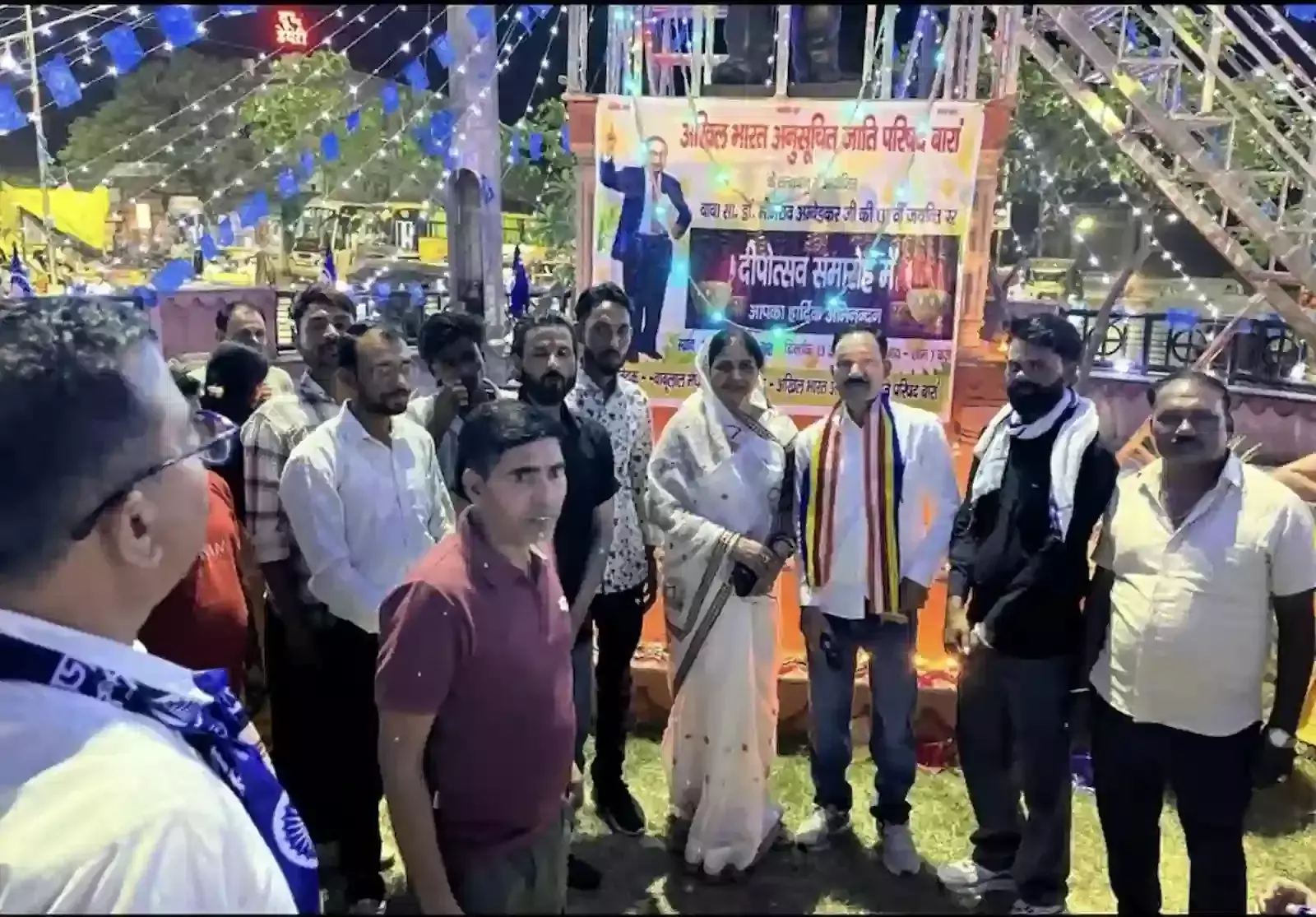 बारां के अंबेडकर सर्किल पर बाबा साहब की प्रतिमा के सामने दीप प्रज्ज्वलित करते हुए परिषद के पदाधिकारी। बारां के अंबेडकर सर्किल पर बाबा साहब की प्रतिमा के सामने दीप प्रज्ज्वलित करते हुए परिषद के पदाधिकारी।