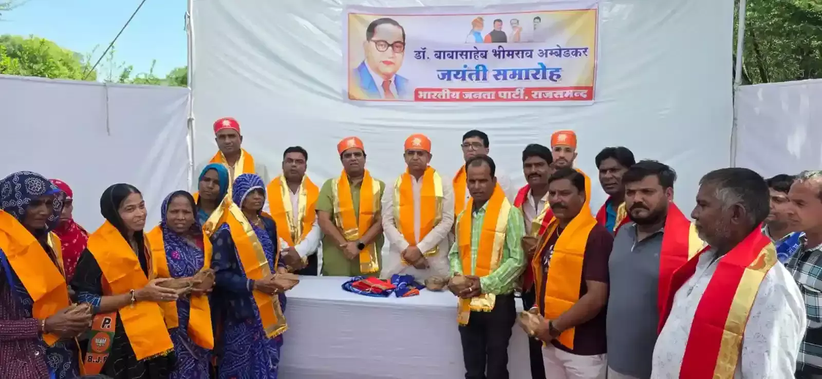 राजसमंद में अंबेडकर प्रतिमा पर माल्यार्पण करते भाजपा पदाधिकारी और सम्मानित होते स्वच्छता कर्मी व विद्यार्थी। राजसमंद में अंबेडकर प्रतिमा पर माल्यार्पण करते भाजपा पदाधिकारी और सम्मानित होते स्वच्छता कर्मी व विद्यार्थी।
