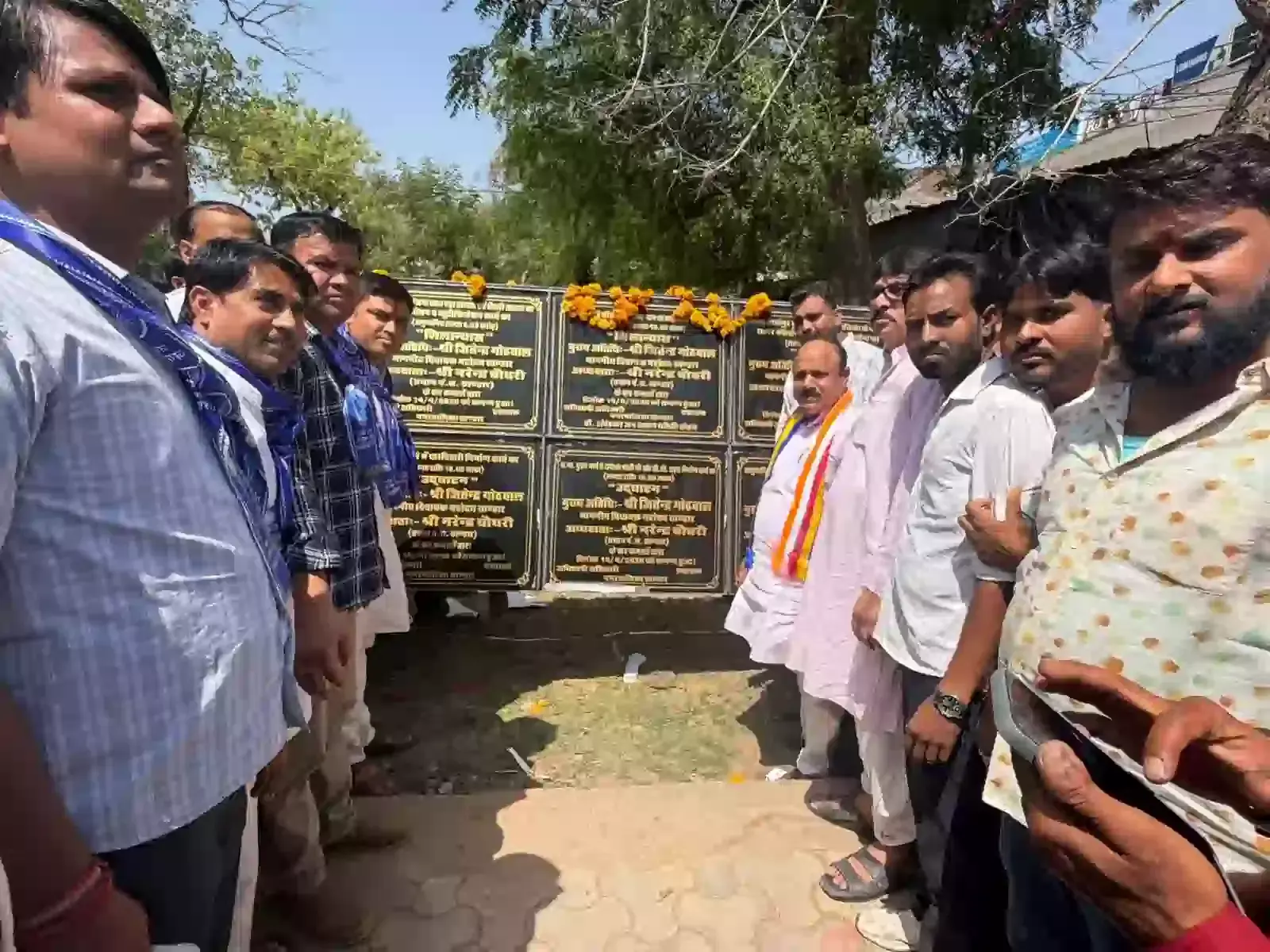 खंडार में विकास कार्यों का लोकार्पण करते विधायक जितेंद्र गोठवाल और साथ खड़े अन्य लोग। खंडार में विकास कार्यों का लोकार्पण करते विधायक जितेंद्र गोठवाल और साथ खड़े अन्य लोग।