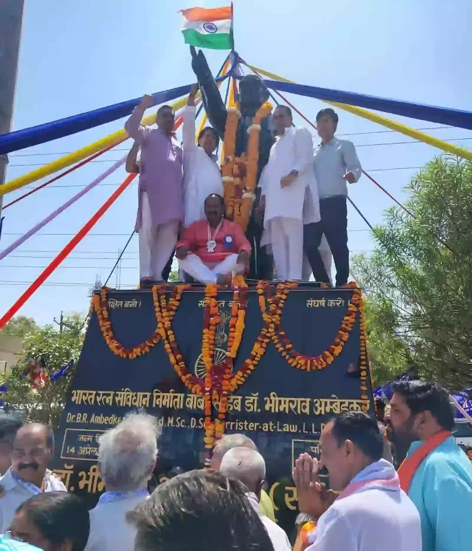 सवाई माधोपुर में अंबेडकर सर्किल पर बाबा साहेब की प्रतिमा को माला पहनाते भाजपा नेता गोपीचंद मीणा और कार्यकर्ता। सवाई माधोपुर में अंबेडकर सर्किल पर बाबा साहेब की प्रतिमा को माला पहनाते भाजपा नेता गोपीचंद मीणा और कार्यकर्ता।