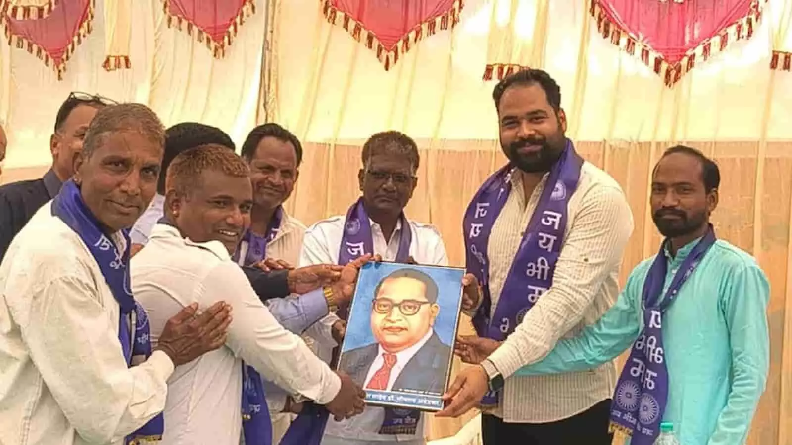 चित्तौड़गढ़ के भूपालसागर में बाबासाहेब अंबेडकर की जयंती पर आयोजित रैली में शामिल नीले झंडे लिए हुए लोग। चित्तौड़गढ़ के भूपालसागर में बाबासाहेब अंबेडकर की जयंती पर आयोजित रैली में शामिल नीले झंडे लिए हुए लोग।