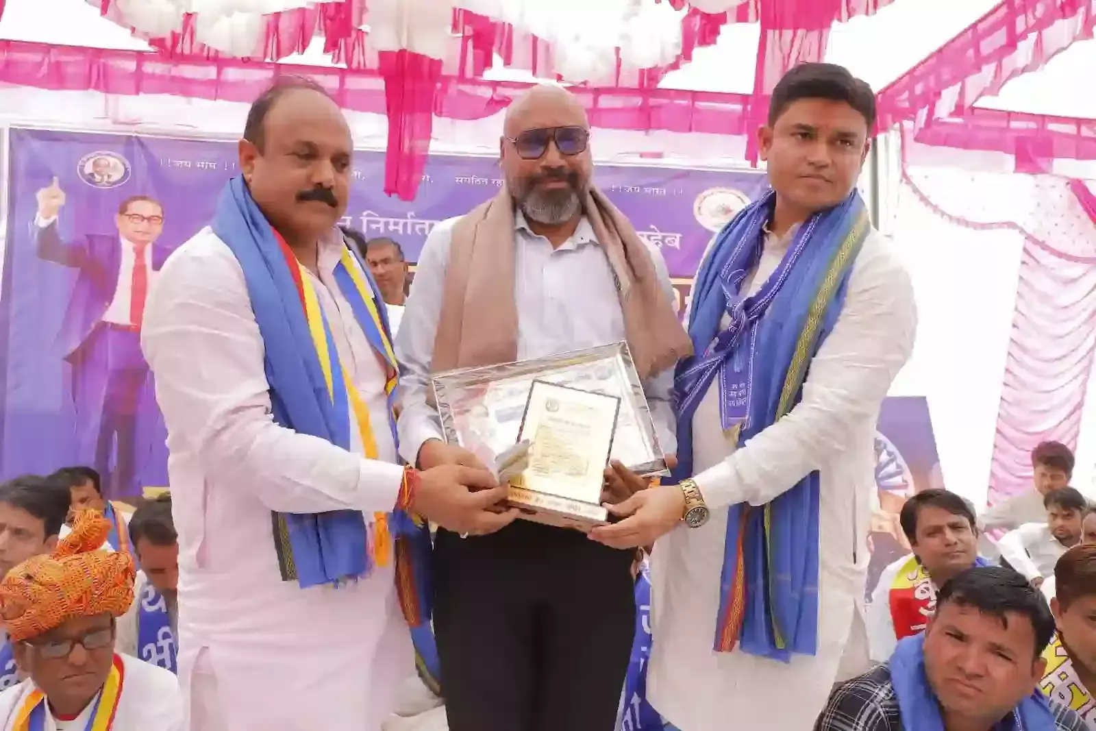 सवाई माधोपुर के खंडार में विधायक जितेन्द्र गोठवाल द्वारा कृष्ण पाल को अम्बेडकर पुरस्कार प्रदान करने का दृश्य। सवाई माधोपुर के खंडार में विधायक जितेन्द्र गोठवाल द्वारा कृष्ण पाल को अम्बेडकर पुरस्कार प्रदान करने का दृश्य।