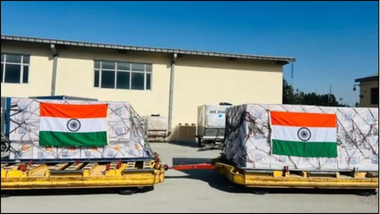 भारत सरकार द्वारा अफगानिस्तान भेजी गई 13 टन बीसीजी वैक्सीन की खेप, जिस पर भारतीय तिरंगा और मानवीय सहायता के प्रतीक लगे हुए हैं। भारत सरकार द्वारा अफगानिस्तान भेजी गई 13 टन बीसीजी वैक्सीन की खेप, जिस पर भारतीय तिरंगा और मानवीय सहायता के प्रतीक लगे हुए हैं।