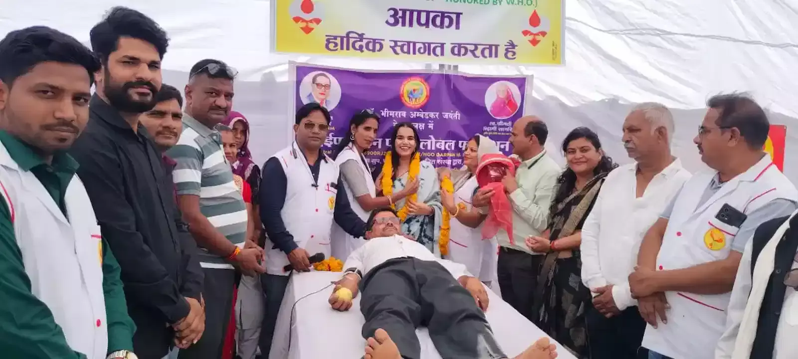 ब्यावर के चांद गेट पर आयोजित शिविर में अभिनेत्री इशिका जैन रक्तदाताओं को हेलमेट वितरित कर रही हैं। ब्यावर के चांद गेट पर आयोजित शिविर में अभिनेत्री इशिका जैन रक्तदाताओं को हेलमेट वितरित कर रही हैं।