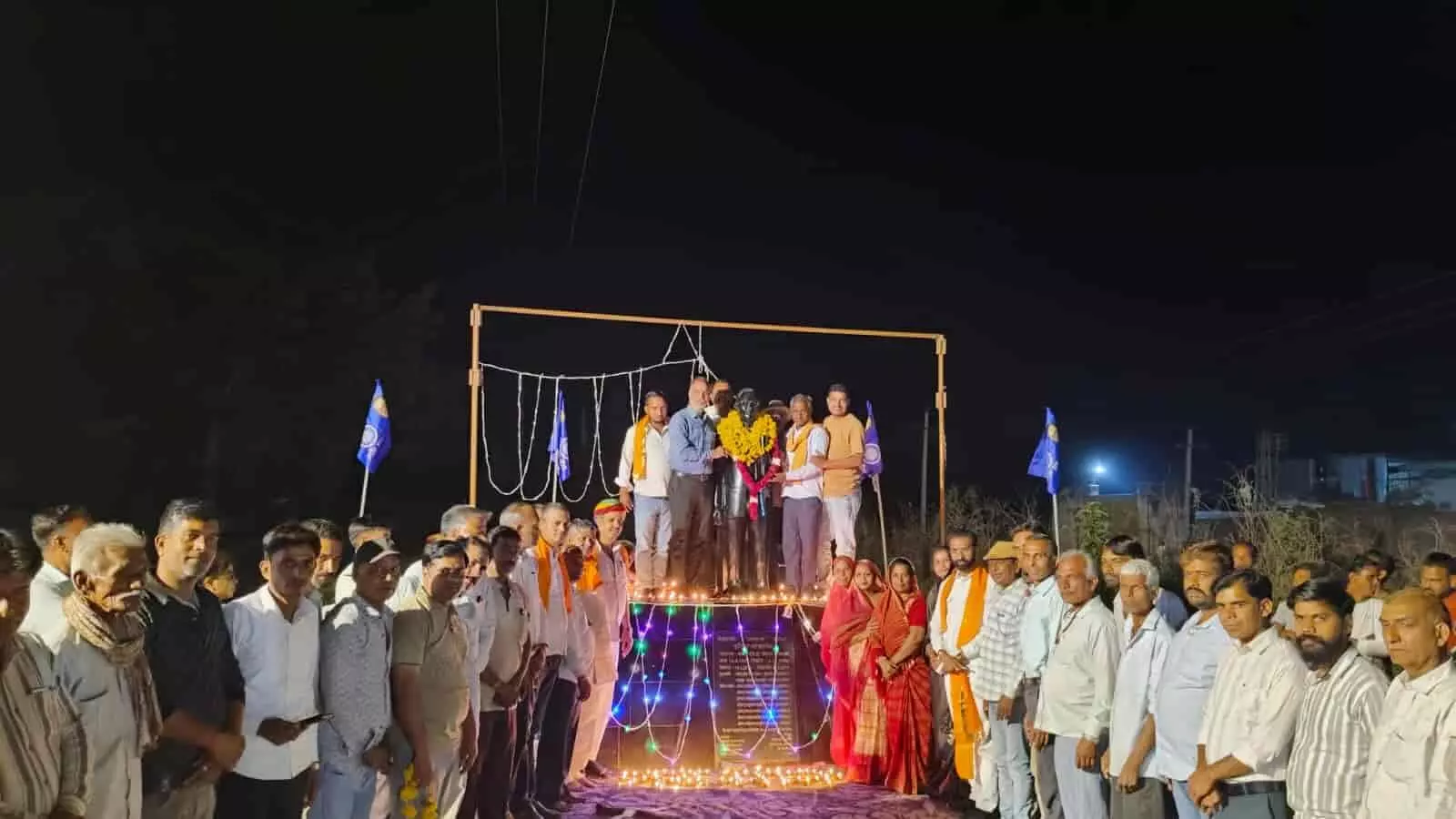 आकोला के अंबेडकर पार्क में बाबा साहेब की प्रतिमा पर माल्यार्पण करते हुए विधायक और अन्य गणमान्य नागरिक। आकोला के अंबेडकर पार्क में बाबा साहेब की प्रतिमा पर माल्यार्पण करते हुए विधायक और अन्य गणमान्य नागरिक।