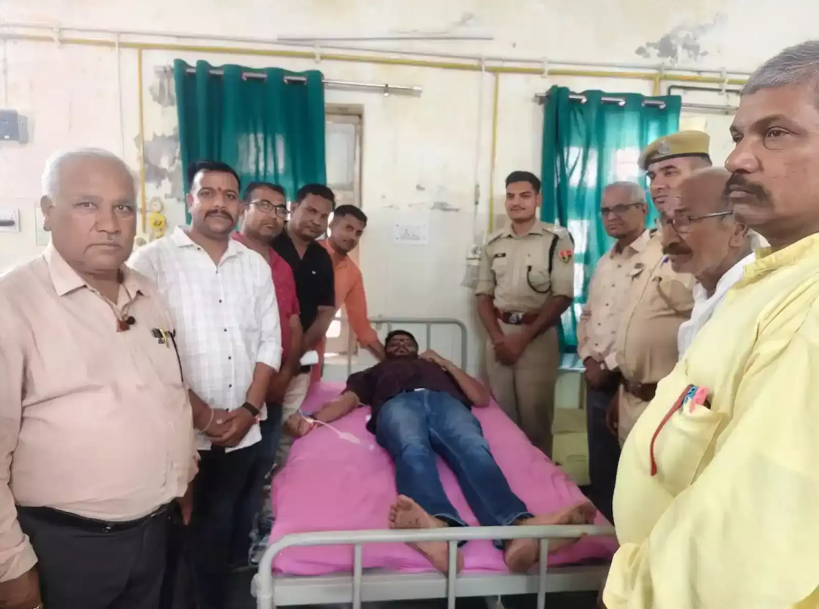 रायपुर के उपजिला चिकित्सालय में अम्बेडकर जयंती पर रक्तदान करते हुए पुलिसकर्मी और स्थानीय युवा। रायपुर के उपजिला चिकित्सालय में अम्बेडकर जयंती पर रक्तदान करते हुए पुलिसकर्मी और स्थानीय युवा।