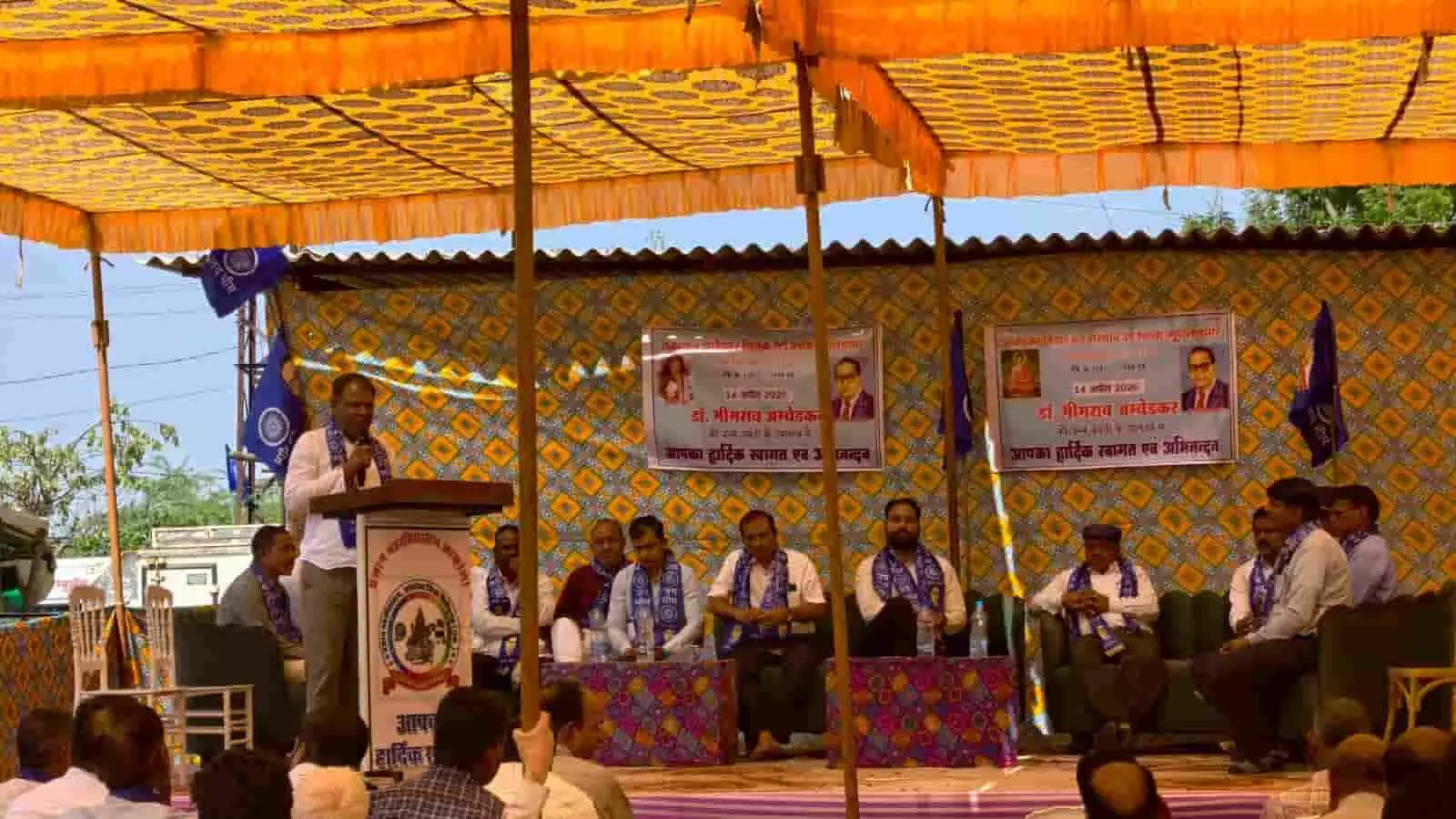 आकोला के अंबेडकर पार्क में डॉ. भीमराव अंबेडकर की प्रतिमा के समक्ष माल्यार्पण करते हुए प्रशासनिक अधिकारी और स्थानीय ग्रामीण। आकोला के अंबेडकर पार्क में डॉ. भीमराव अंबेडकर की प्रतिमा के समक्ष माल्यार्पण करते हुए प्रशासनिक अधिकारी और स्थानीय ग्रामीण।