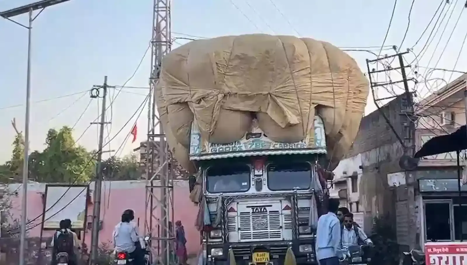 भुसावर के हिण्डौन मार्ग पर तुरी से भरा ओवरलोड वाहन सड़क किनारे बिजली के तारों के पास खड़ा है। भुसावर के हिण्डौन मार्ग पर तुरी से भरा ओवरलोड वाहन सड़क किनारे बिजली के तारों के पास खड़ा है।