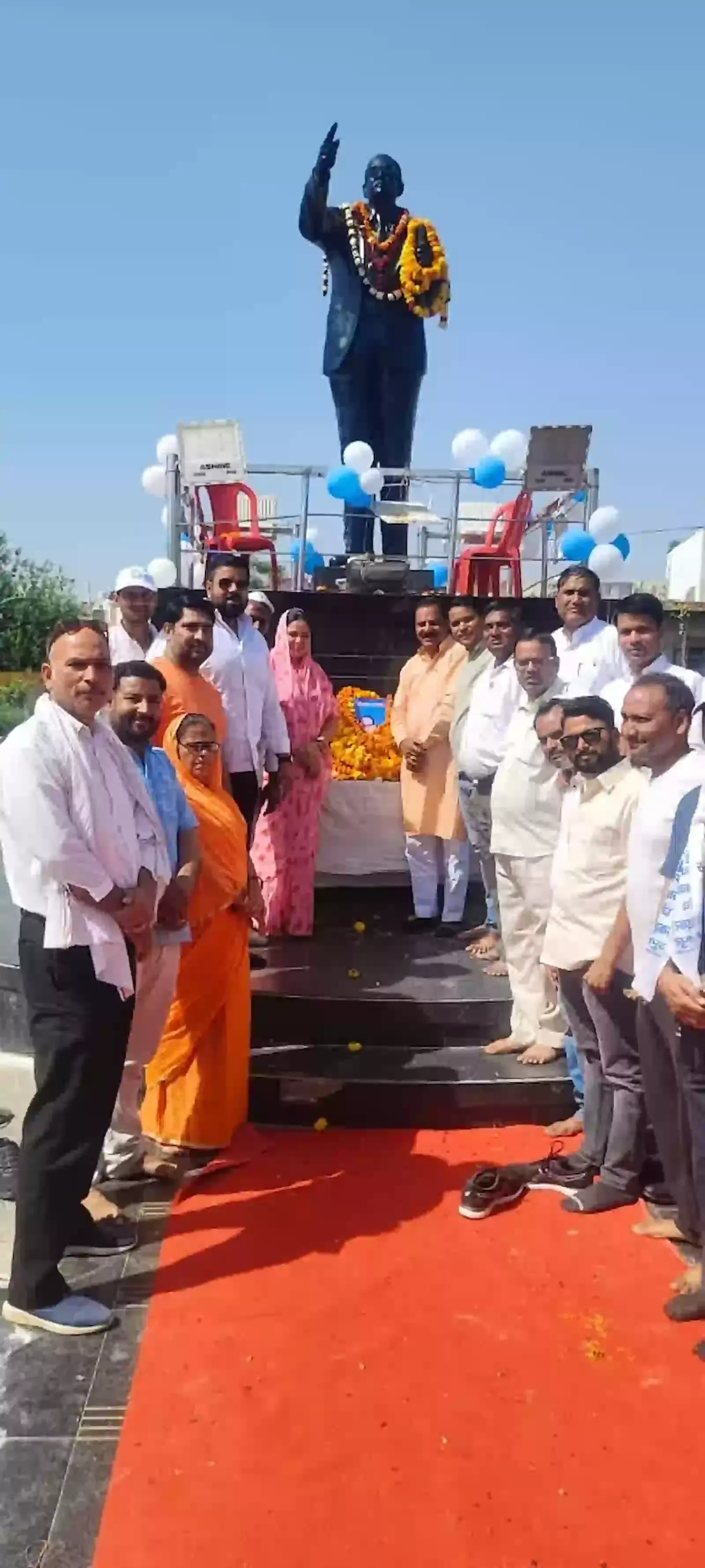भरतपुर कलेक्ट्रेट पार्क में डॉ. भीमराव अम्बेडकर की प्रतिमा पर माल्यार्पण करते भाजपा जिलाध्यक्ष और कार्यकर्ता। भरतपुर कलेक्ट्रेट पार्क में डॉ. भीमराव अम्बेडकर की प्रतिमा पर माल्यार्पण करते भाजपा जिलाध्यक्ष और कार्यकर्ता।