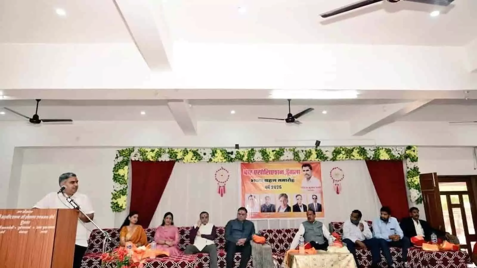 डूंगला बार एसोसिएशन शपथ ग्रहण समारोह में नवनिर्वाचित अध्यक्ष को बधाई देते सहकारिता मंत्री गौतम दक। डूंगला बार एसोसिएशन शपथ ग्रहण समारोह में नवनिर्वाचित अध्यक्ष को बधाई देते सहकारिता मंत्री गौतम दक।