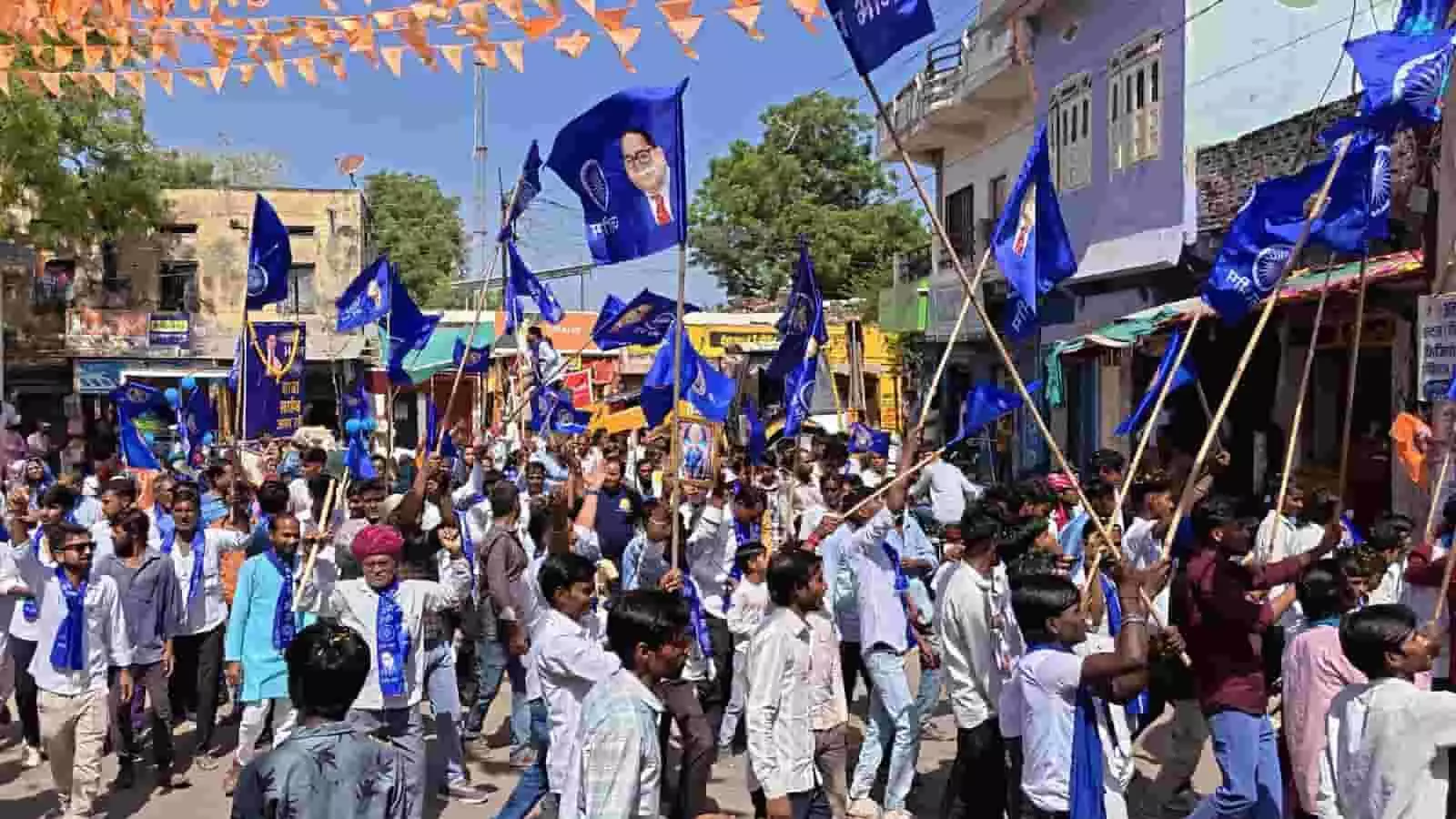 भूपालसागर में डॉ. भीमराव आंबेडकर जयंती के जुलूस में शामिल नीले झंडे लिए हुए युवा और सजा हुआ भीम रथ। भूपालसागर में डॉ. भीमराव आंबेडकर जयंती के जुलूस में शामिल नीले झंडे लिए हुए युवा और सजा हुआ भीम रथ।