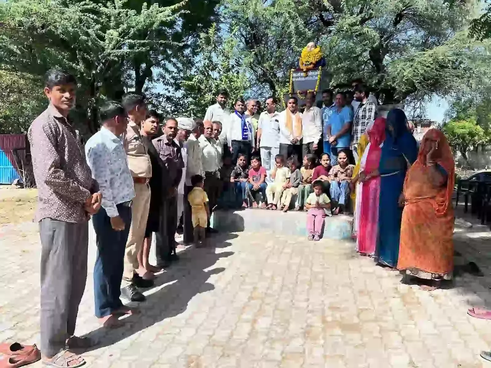 वासनी कलां में डॉ. भीमराव अंबेडकर की प्रतिमा पर माल्यार्पण करते ग्रामीण और समाजजन। वासनी कलां में डॉ. भीमराव अंबेडकर की प्रतिमा पर माल्यार्पण करते ग्रामीण और समाजजन।