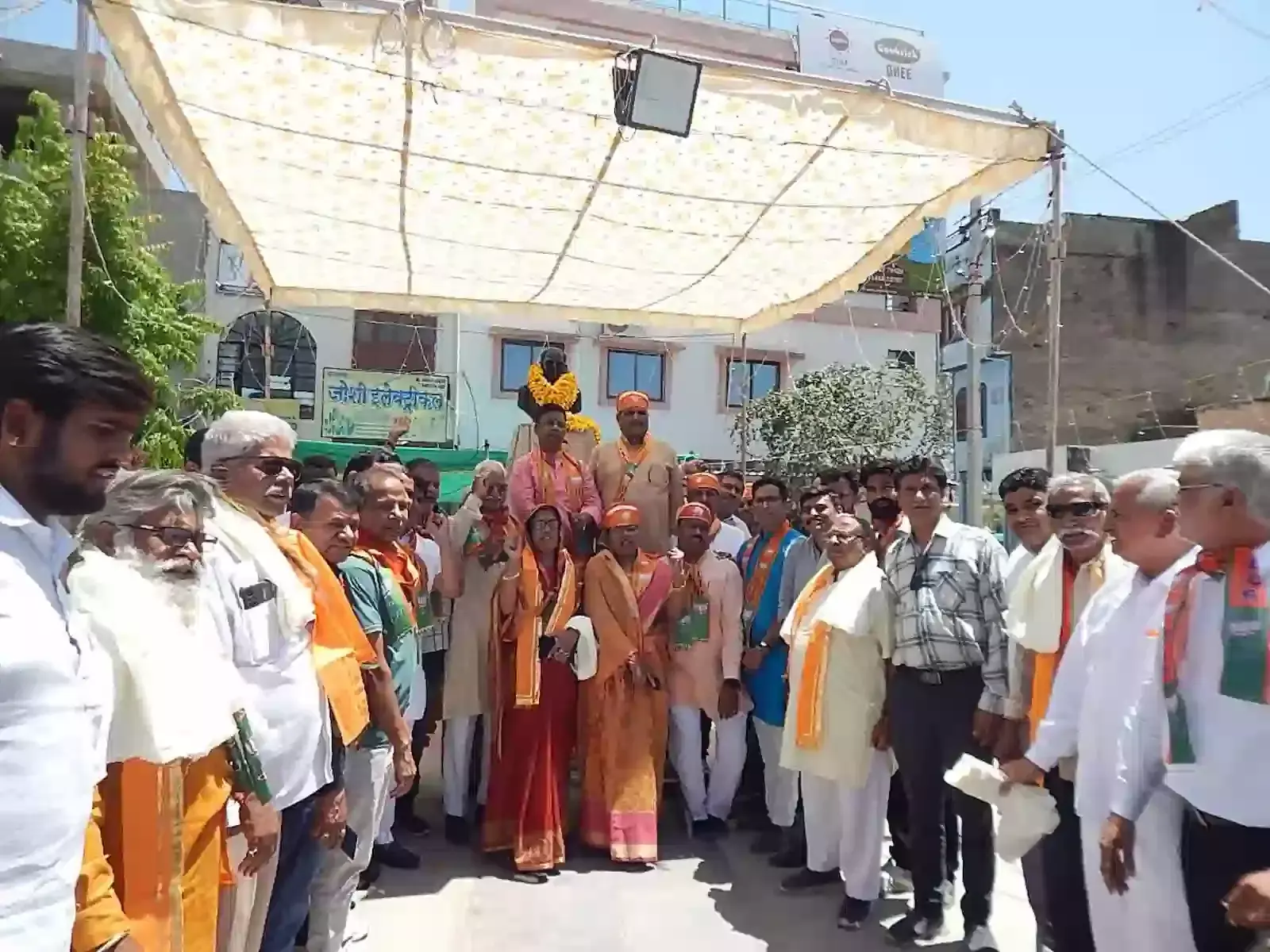 फतहनगर के अंबेडकर फव्वारा पार्क में डॉ. भीमराव अंबेडकर की प्रतिमा पर माल्यार्पण करते भाजपा नेता और कार्यकर्ता। फतहनगर के अंबेडकर फव्वारा पार्क में डॉ. भीमराव अंबेडकर की प्रतिमा पर माल्यार्पण करते भाजपा नेता और कार्यकर्ता।