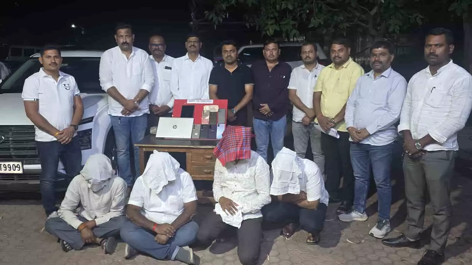 लातूर पुलिस टीम द्वारा जब्त किए गए मोबाइल लैपटॉप और क्रेटा कार के साथ खड़े पुलिस अधिकारी। लातूर पुलिस टीम द्वारा जब्त किए गए मोबाइल लैपटॉप और क्रेटा कार के साथ खड़े पुलिस अधिकारी।