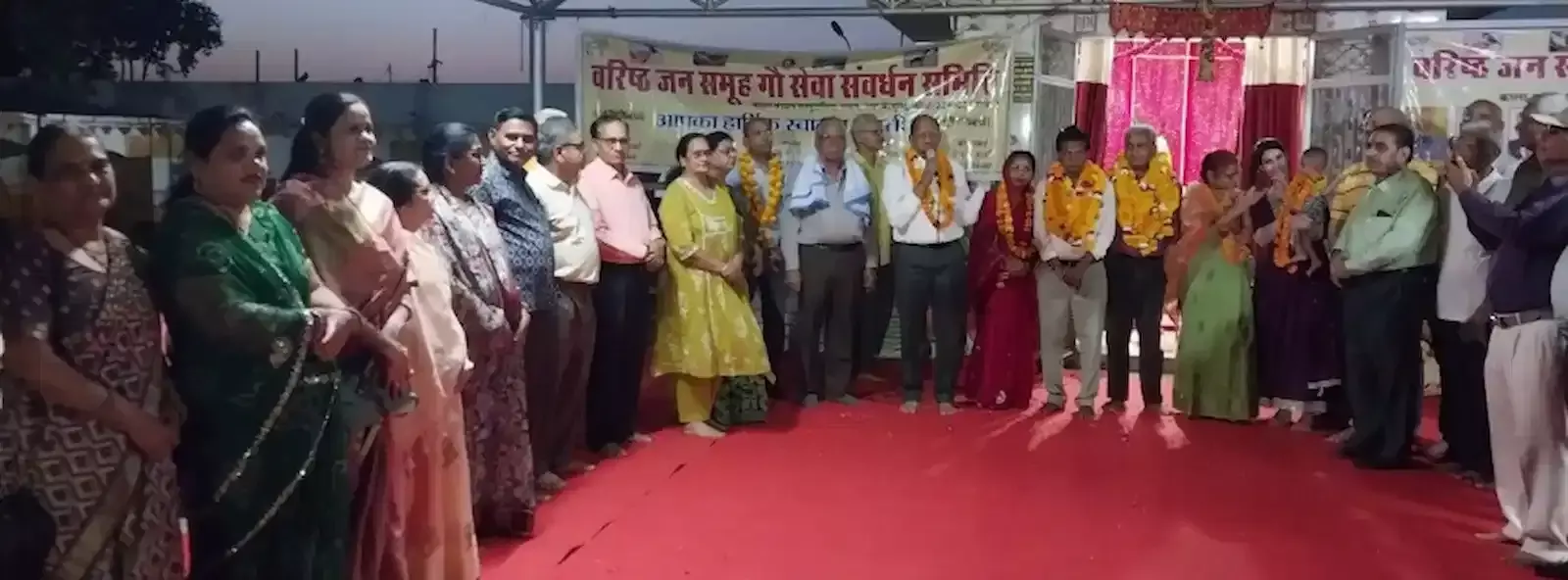 कोटा की नगर निगम गौशाला में वरिष्ठजन समूह के सदस्य गायों को चारा और लापसी खिलाते हुए। कोटा की नगर निगम गौशाला में वरिष्ठजन समूह के सदस्य गायों को चारा और लापसी खिलाते हुए।