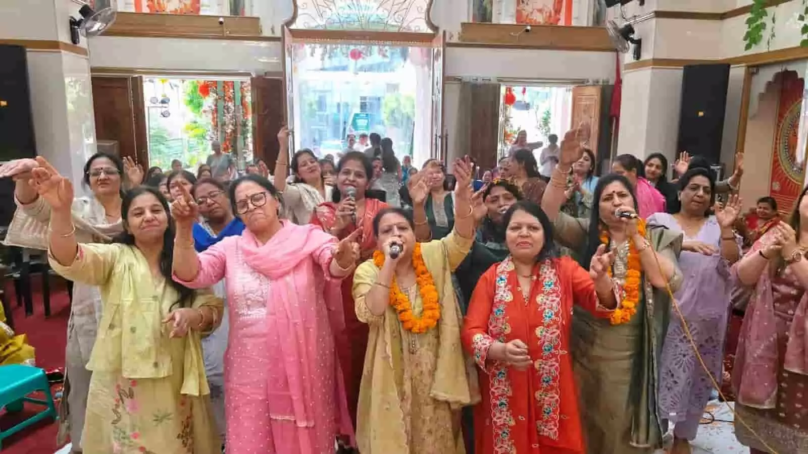 जयपुर के राजापार्क स्थित श्री कृष्ण परनामी मंदिर में वार्षिकोत्सव के दौरान भजन कीर्तन करते श्रद्धालु और उपस्थित लोग। जयपुर के राजापार्क स्थित श्री कृष्ण परनामी मंदिर में वार्षिकोत्सव के दौरान भजन कीर्तन करते श्रद्धालु और उपस्थित लोग।