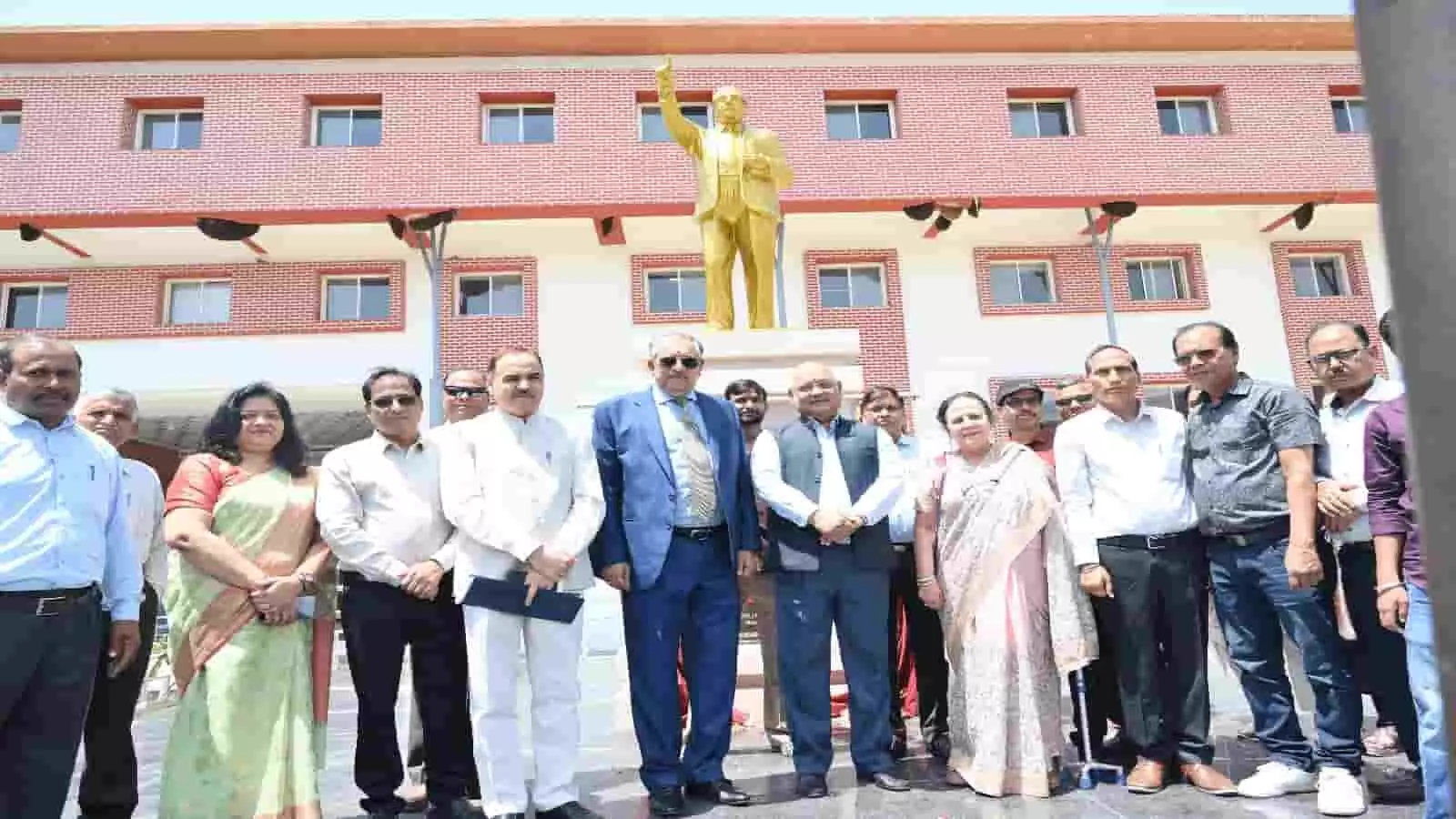 जयपुर में विधि विश्वविद्यालय के कार्यक्रम के दौरान मंच पर मंचासीन न्यायमूर्ति दिनेश माहेश्वरी और अन्य अतिथि। जयपुर में विधि विश्वविद्यालय के कार्यक्रम के दौरान मंच पर मंचासीन न्यायमूर्ति दिनेश माहेश्वरी और अन्य अतिथि।