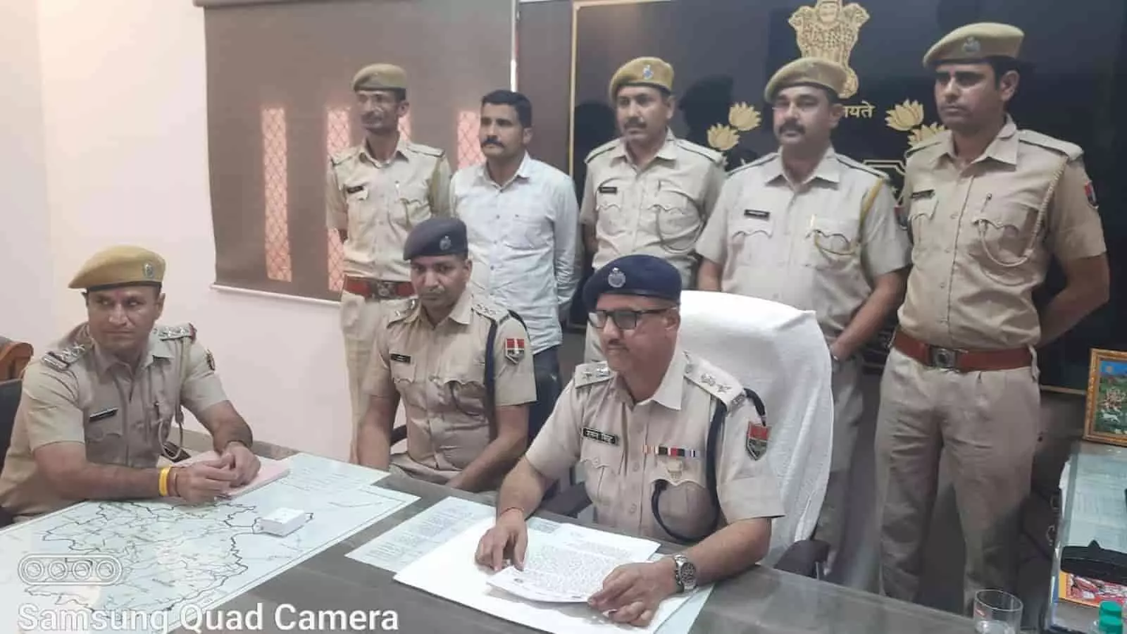 ब्यावर पुलिस टीम के साथ खड़ा चोरी का आरोपी और मेज पर बरामद चांदी के जेवरात और नकदी। ब्यावर पुलिस टीम के साथ खड़ा चोरी का आरोपी और मेज पर बरामद चांदी के जेवरात और नकदी।