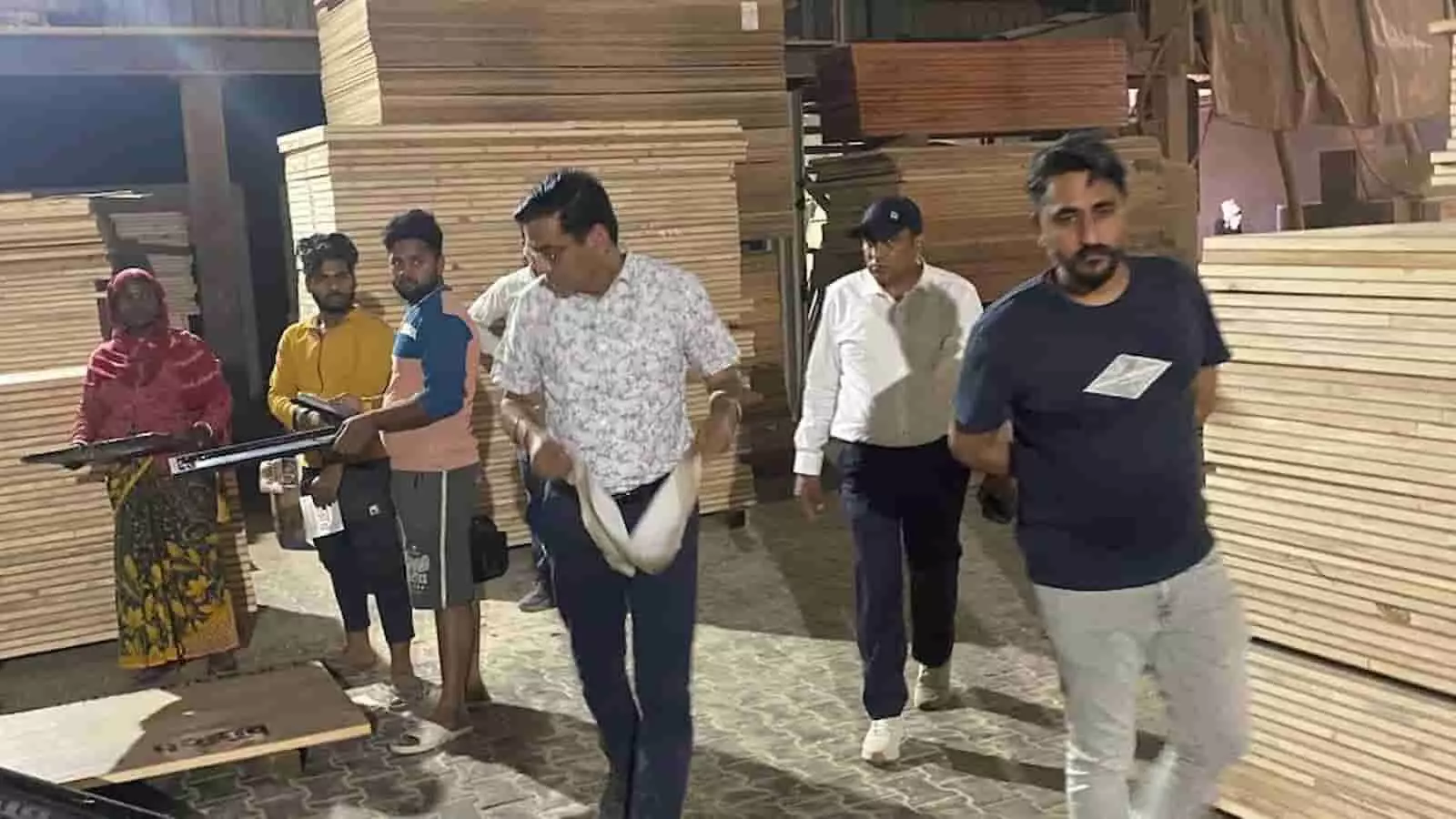 राजस्थान के कृषि विभाग अधिकारी खरीफ सीजन हेतु उर्वरक भंडार का निरीक्षण और स्टॉक जांच करते हुए। राजस्थान के कृषि विभाग अधिकारी खरीफ सीजन हेतु उर्वरक भंडार का निरीक्षण और स्टॉक जांच करते हुए।