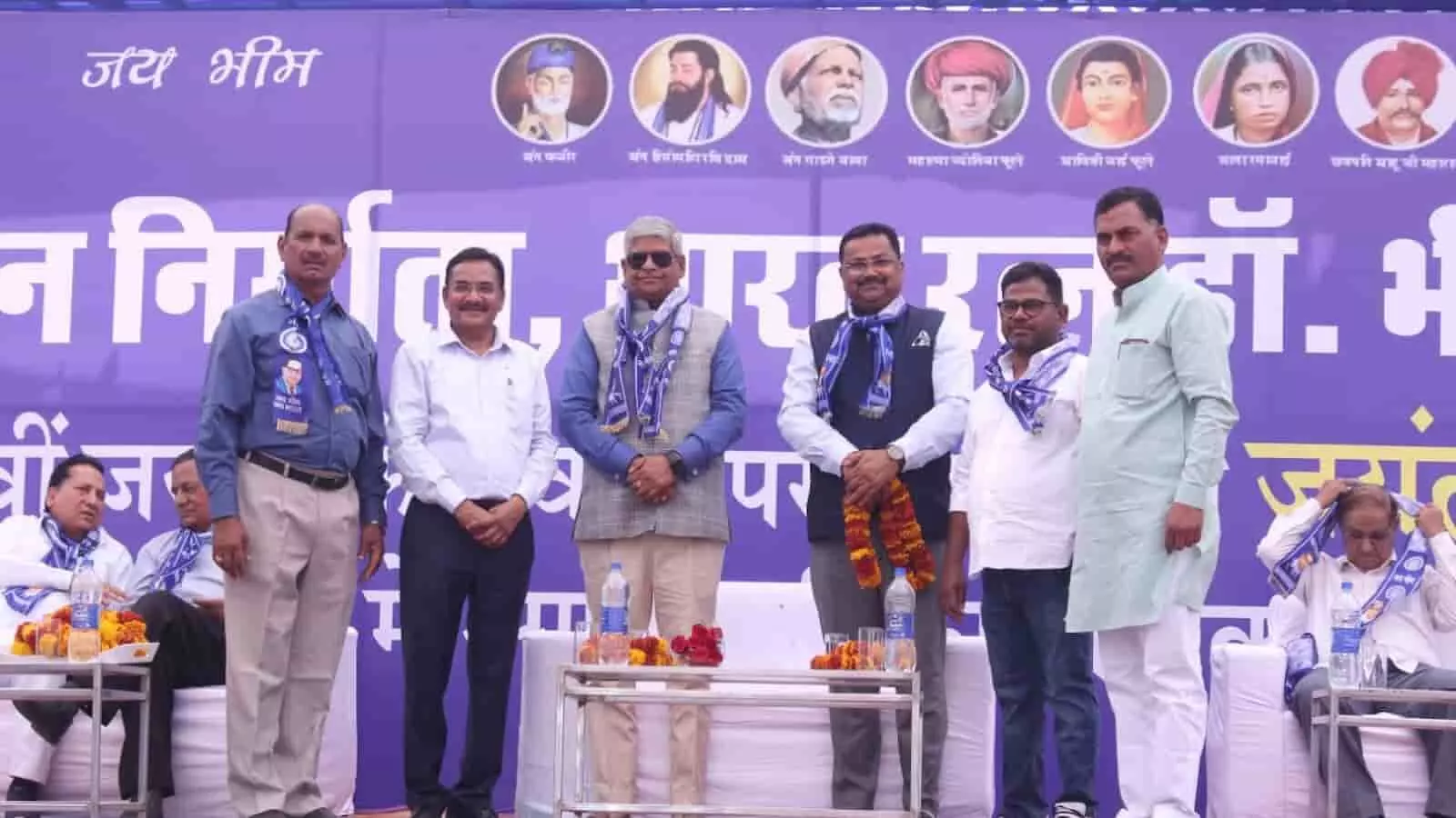 जयपुर में अम्बेडकर मेमोरियल वेलफेयर सोसायटी के कार्यक्रम में बाबा साहब की प्रतिमा पर पुष्पांजलि अर्पित करते अतिथि। जयपुर में अम्बेडकर मेमोरियल वेलफेयर सोसायटी के कार्यक्रम में बाबा साहब की प्रतिमा पर पुष्पांजलि अर्पित करते अतिथि।
